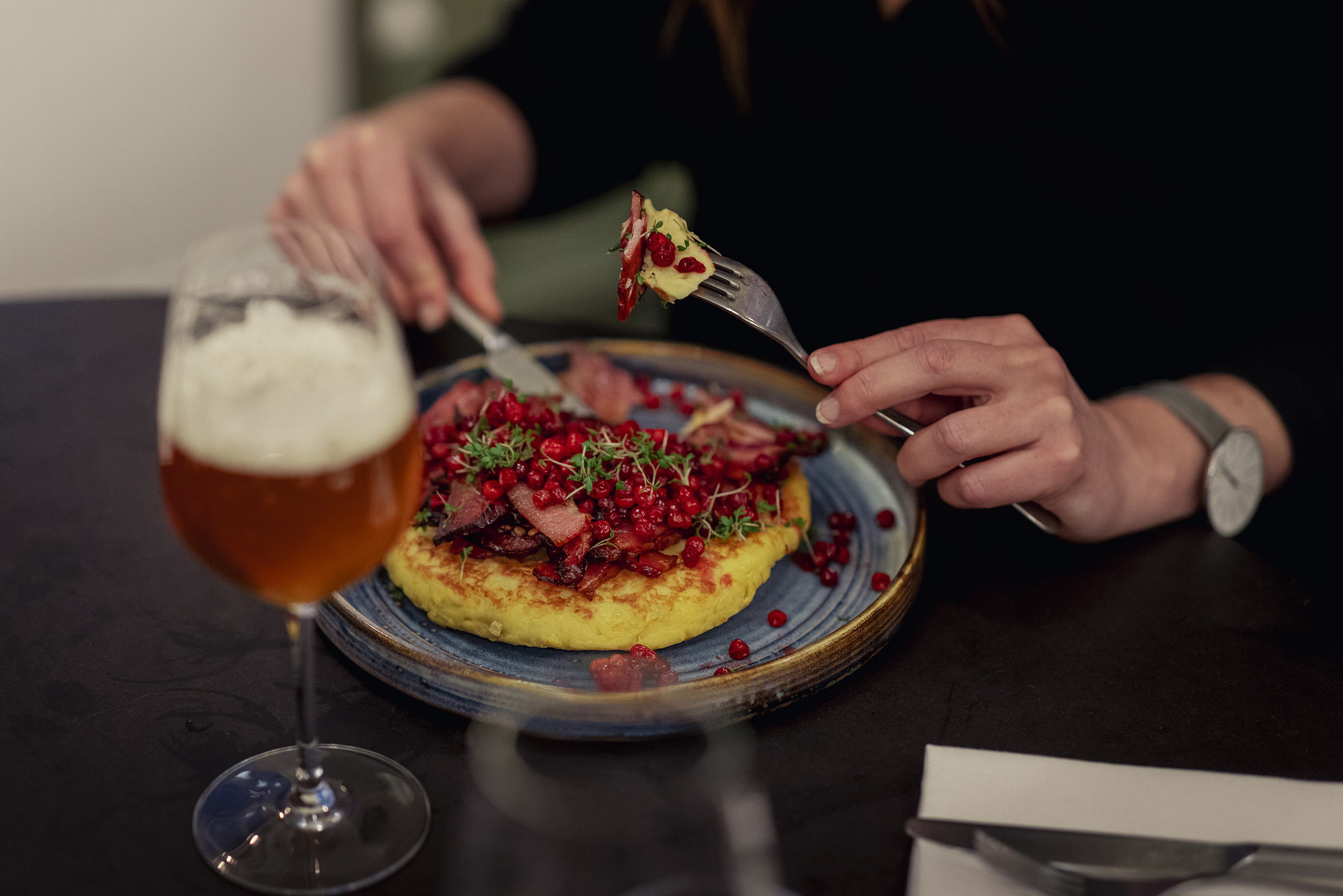 Tjock pannkaka med fläsk och lingonsylt med ett glas öl bredvid