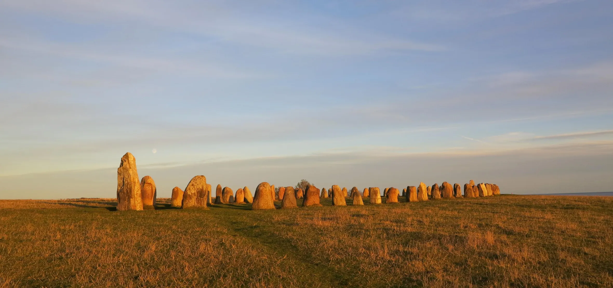 Die Schiffssetzung Ales Stenar in Kåseberga bei Sonnenuntergang.