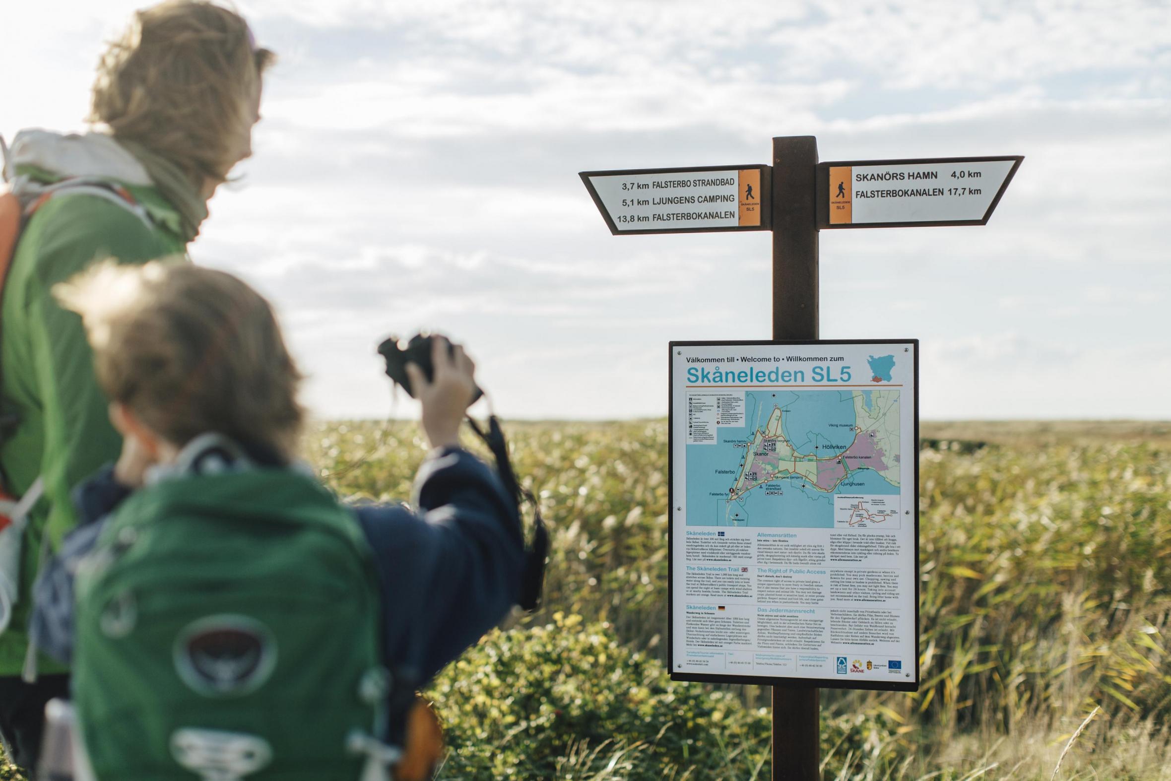 Två personer kollar på en skylt © Mickael Tannus