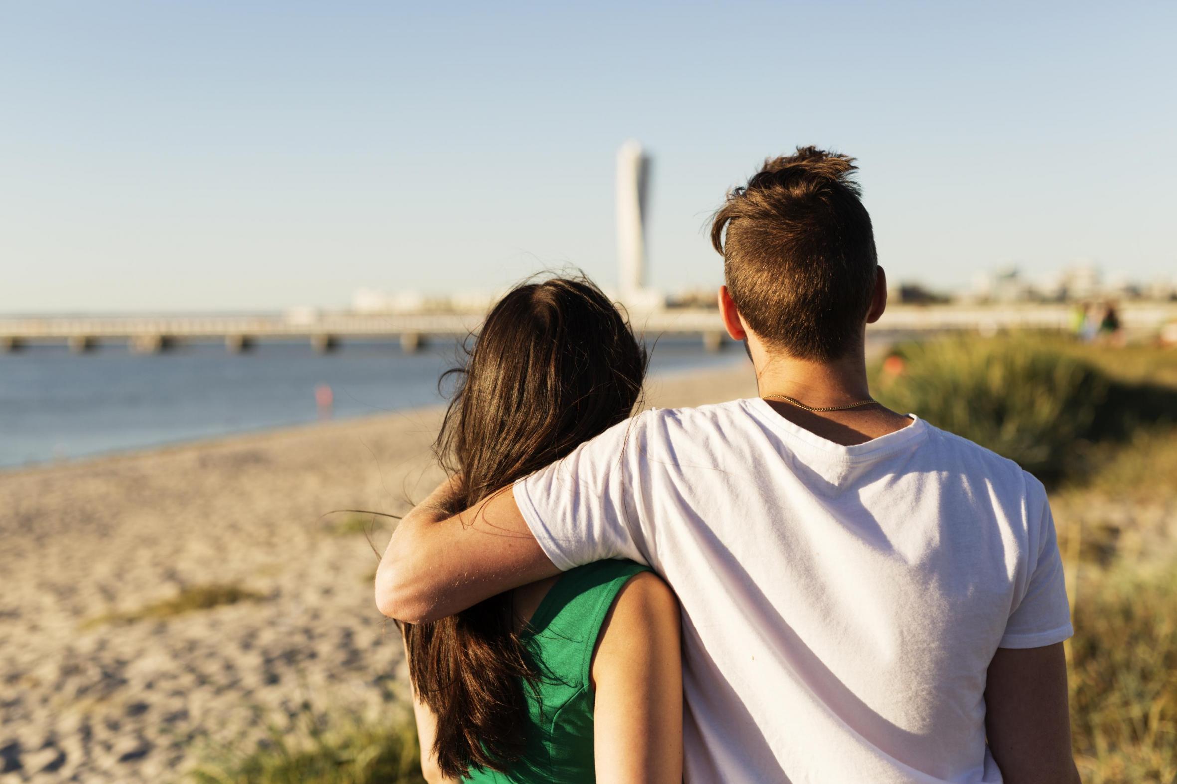 Ett par som håller om varandra på Ribersborgsstranden i Malmö