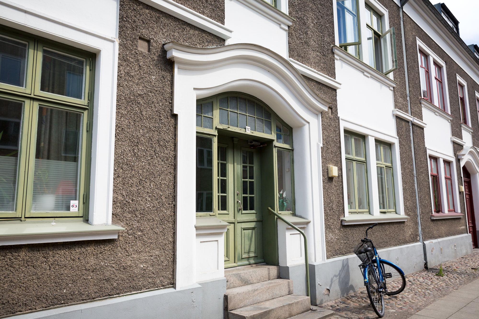 Utanför Kurt Wallanders hem i Ystad