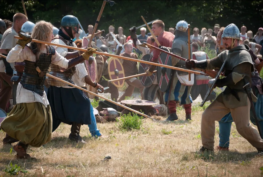 Vikingar i ett vikingaslag på Trelleborgen
