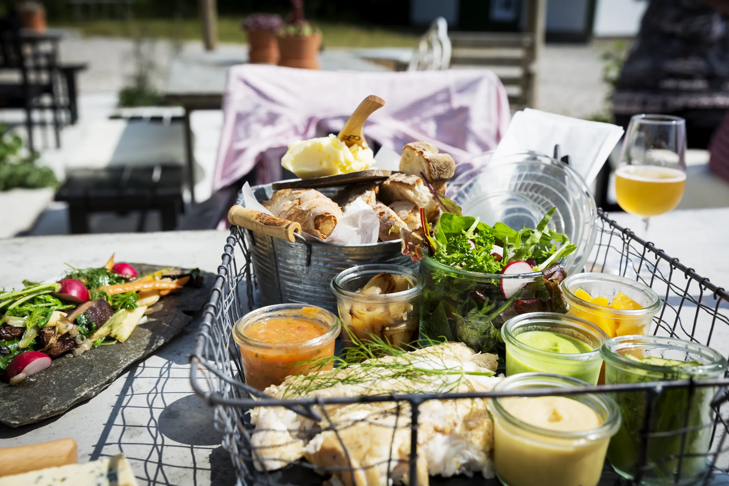 Food kit in a metal basket