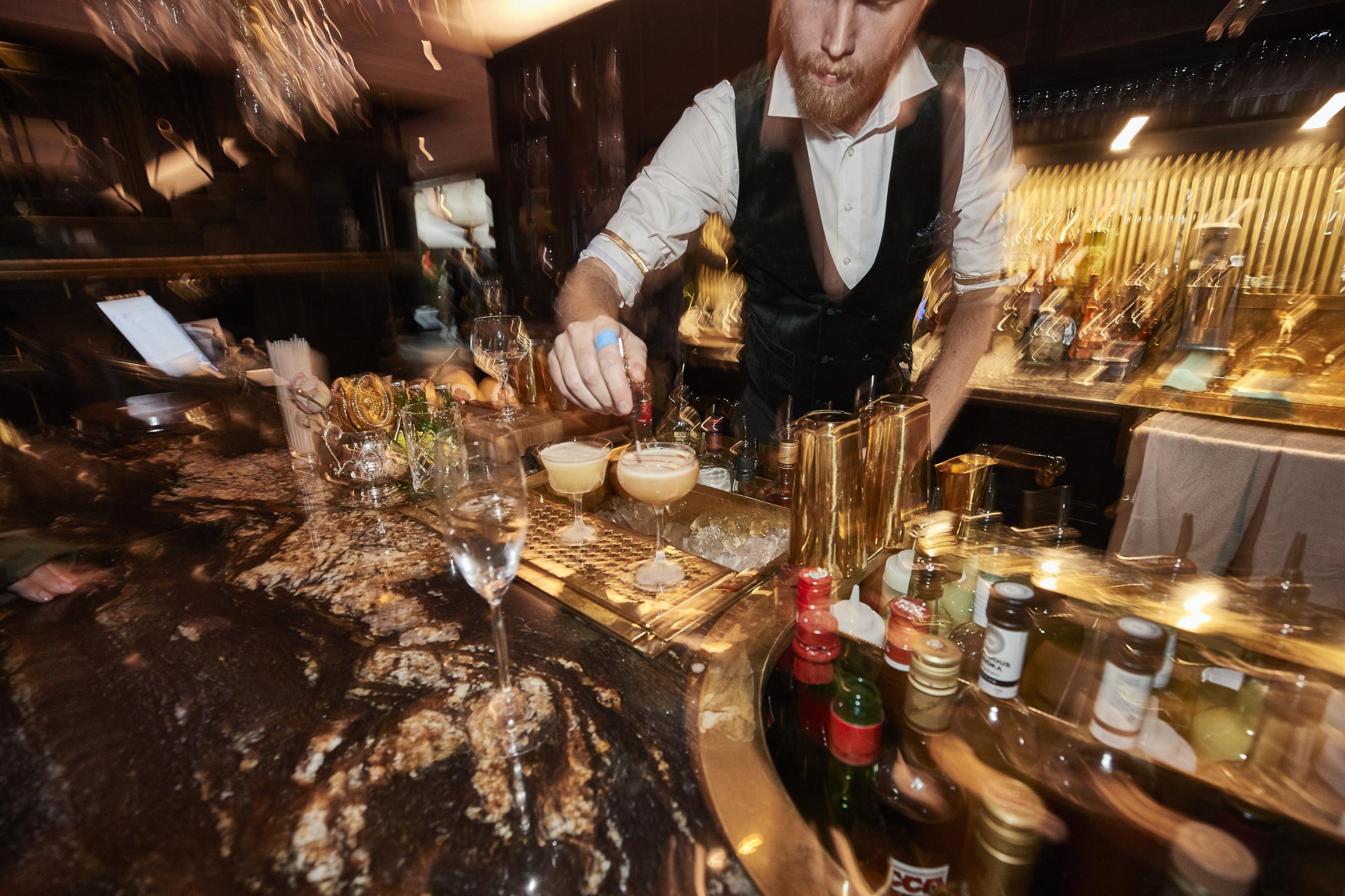 ett suddigt foto av en cocktailbar med bartendern