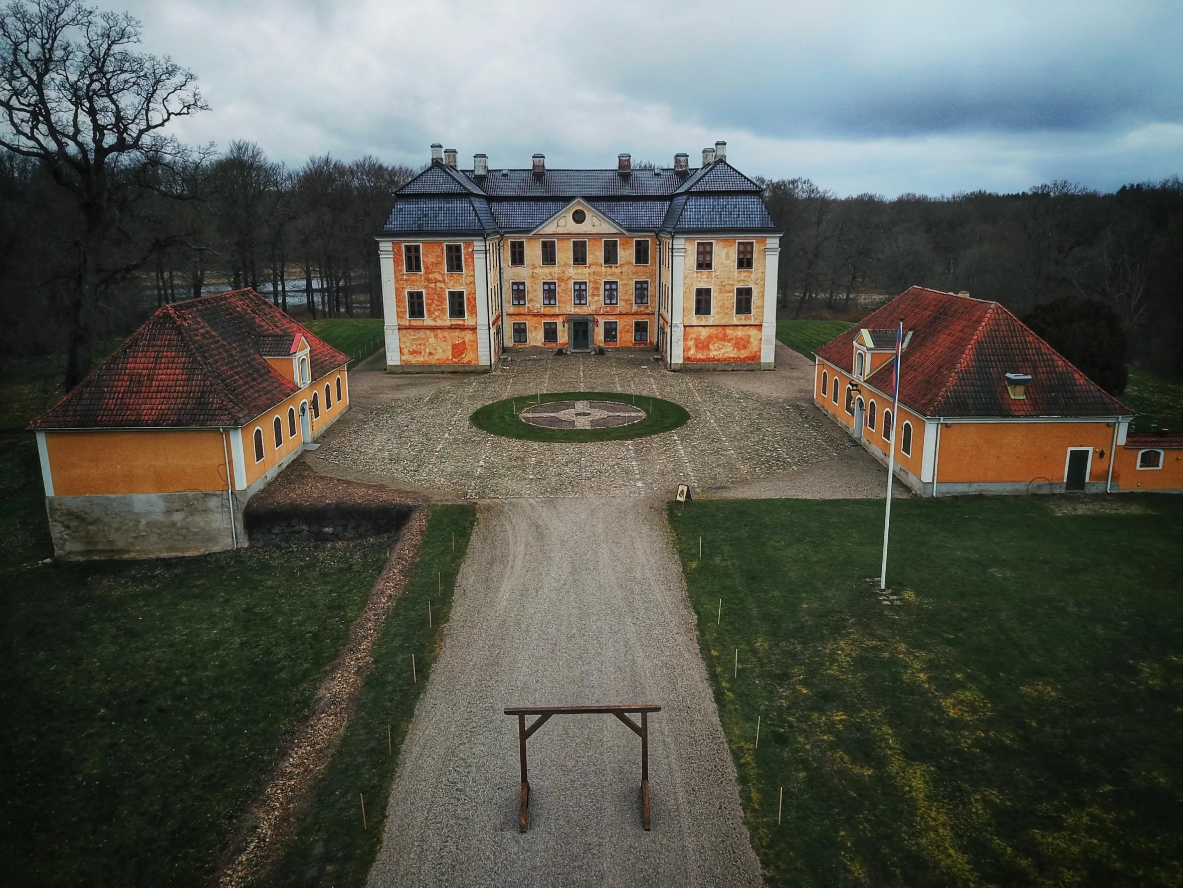 En vy från ovan av Christinehof slott en molnig dag