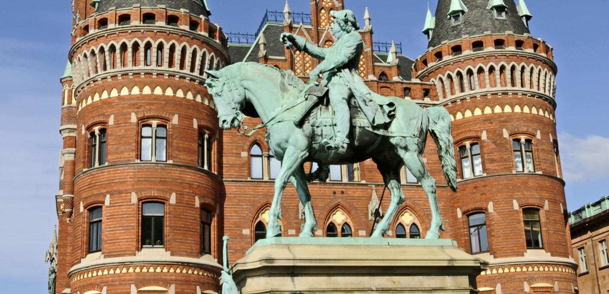 Statue in front of the town hall in Helsingborg © Birger Lallo