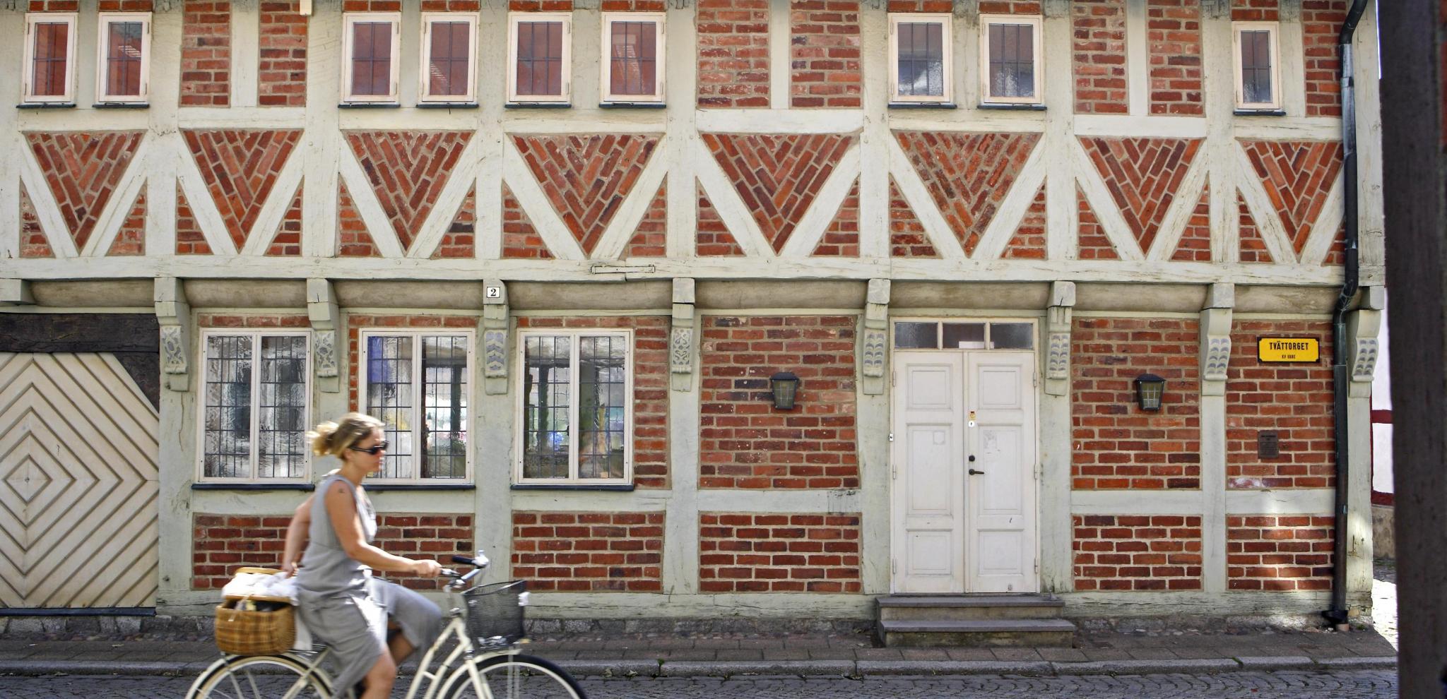 Cycling on a cobblestone street © Lucas Gölén