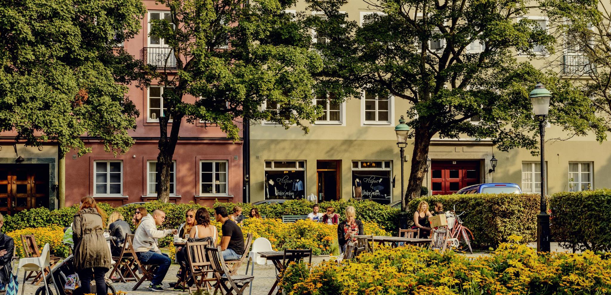 En sommardag på Davidshalls torg