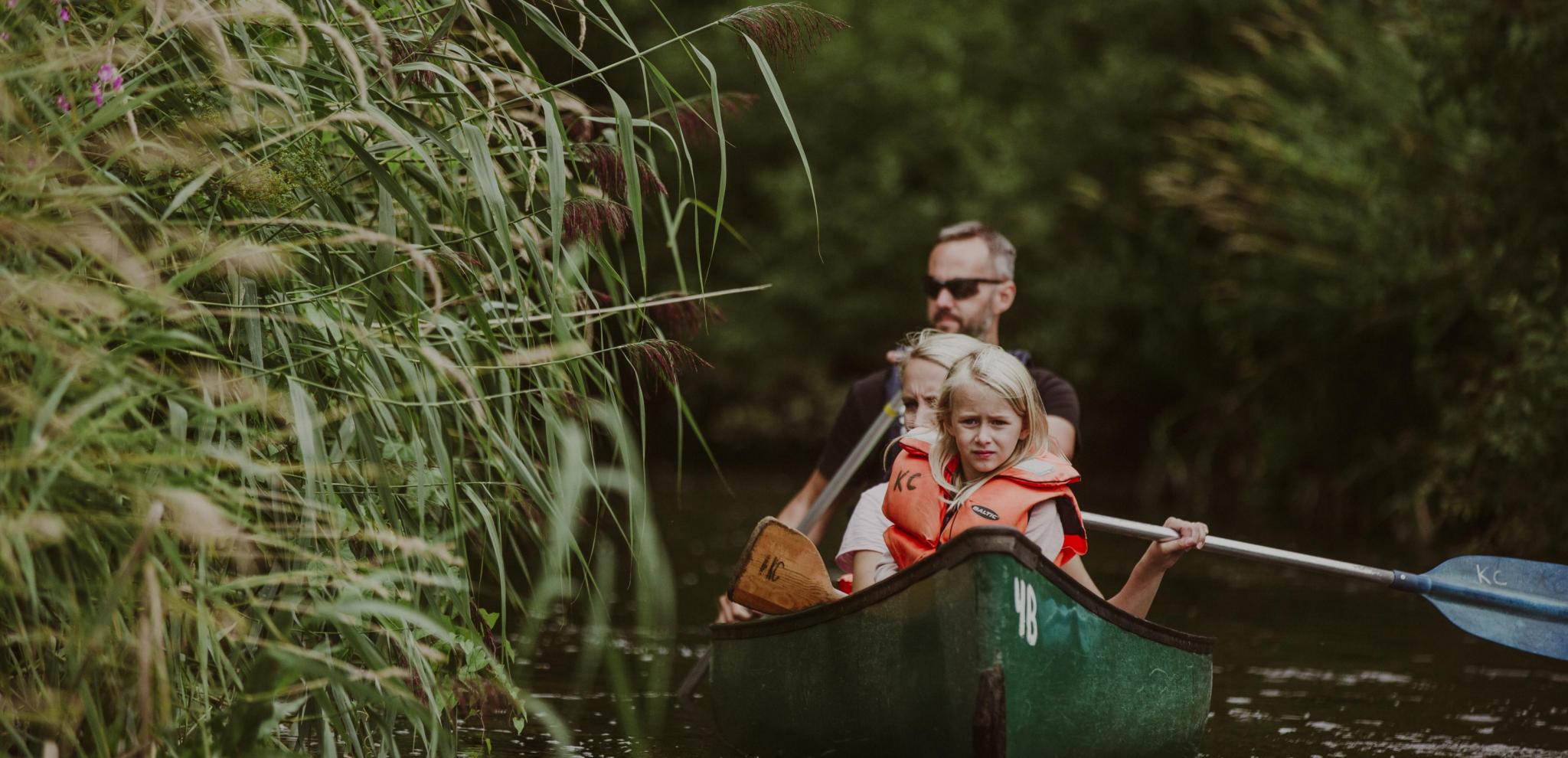 En familj i Kanot vid vassen 