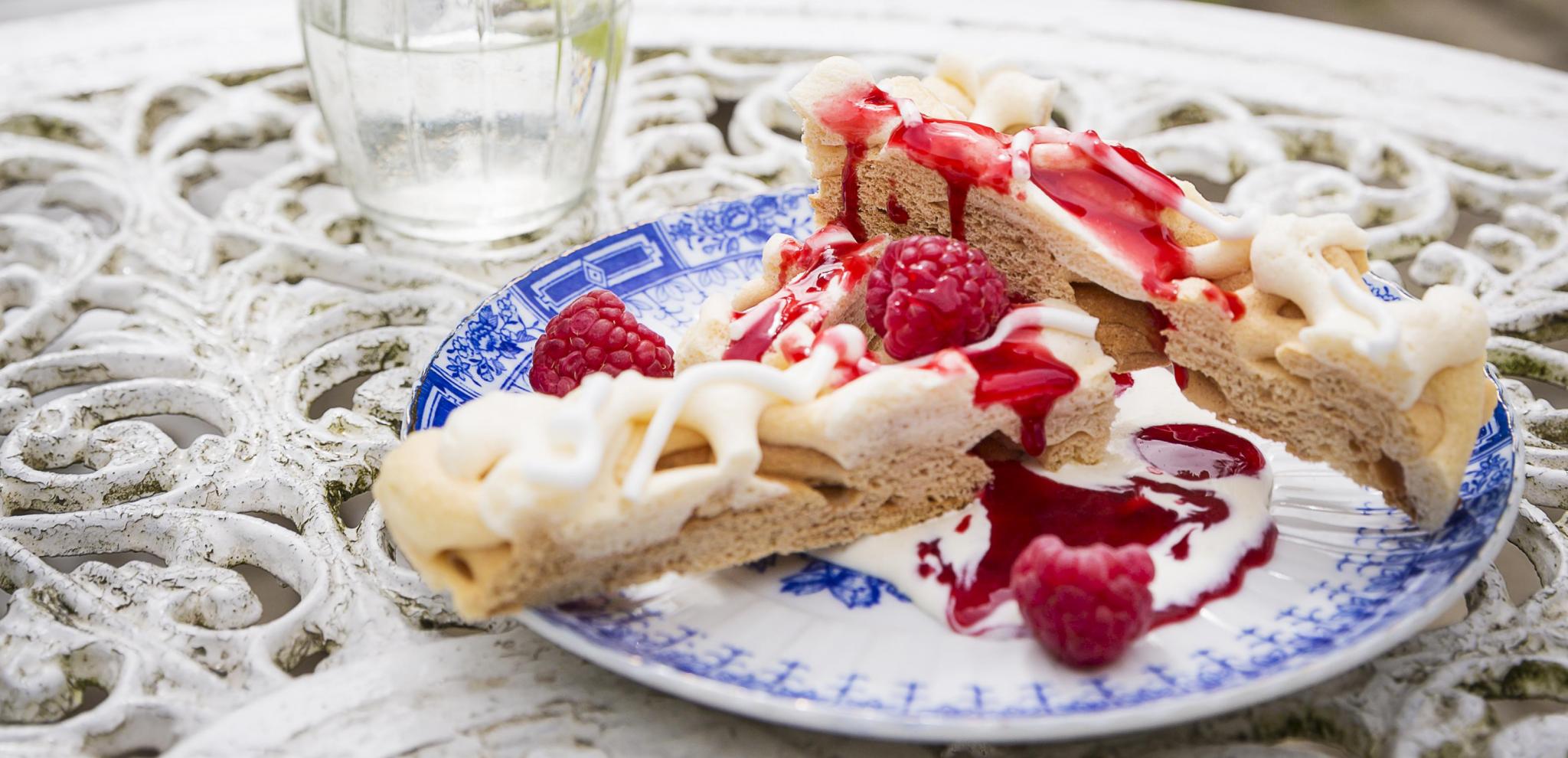 Spettekaka on a plate