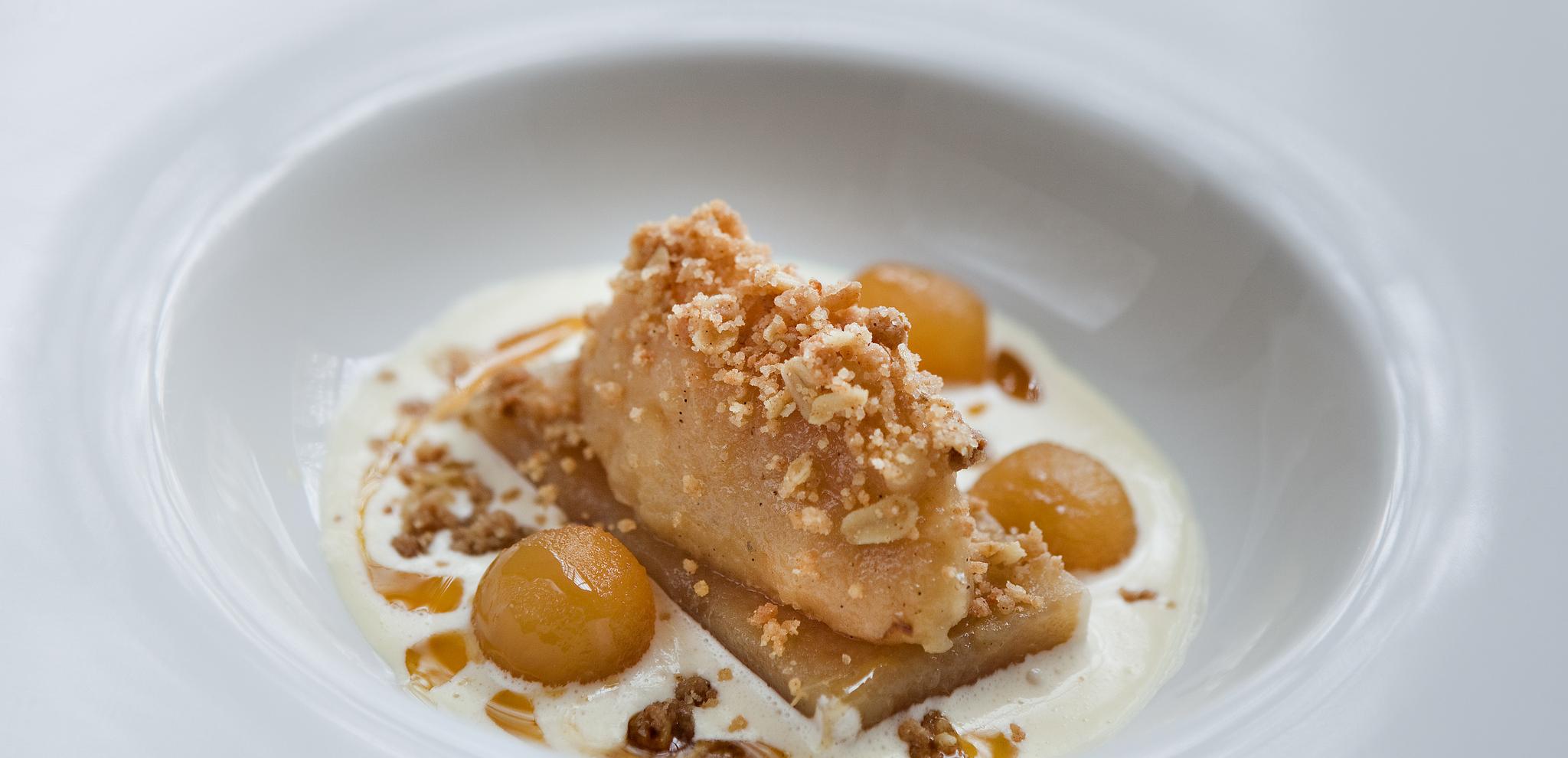 Apple pie with vanilla sauce