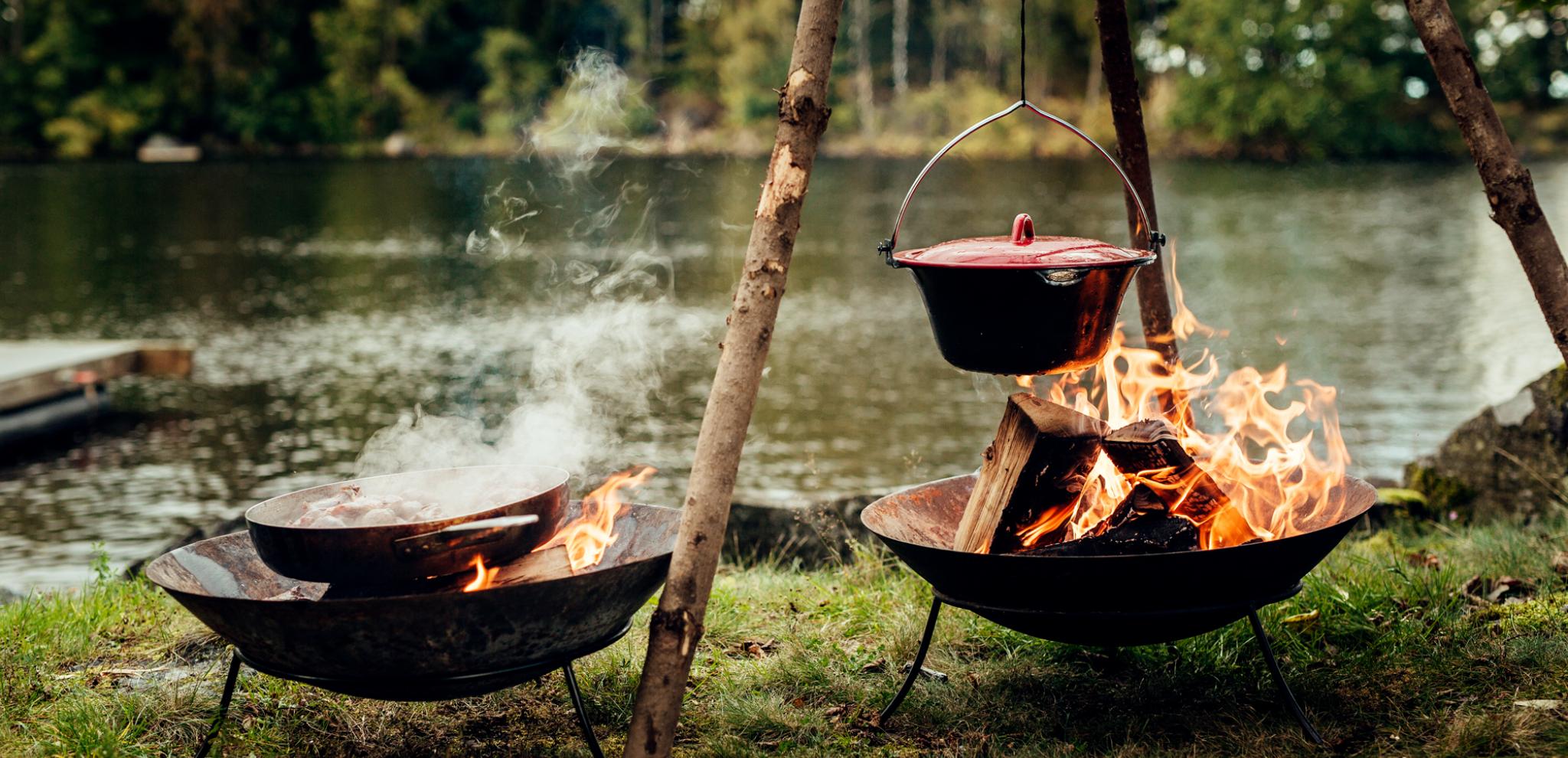 Matlagning över en eldstad vid sjön Immeln