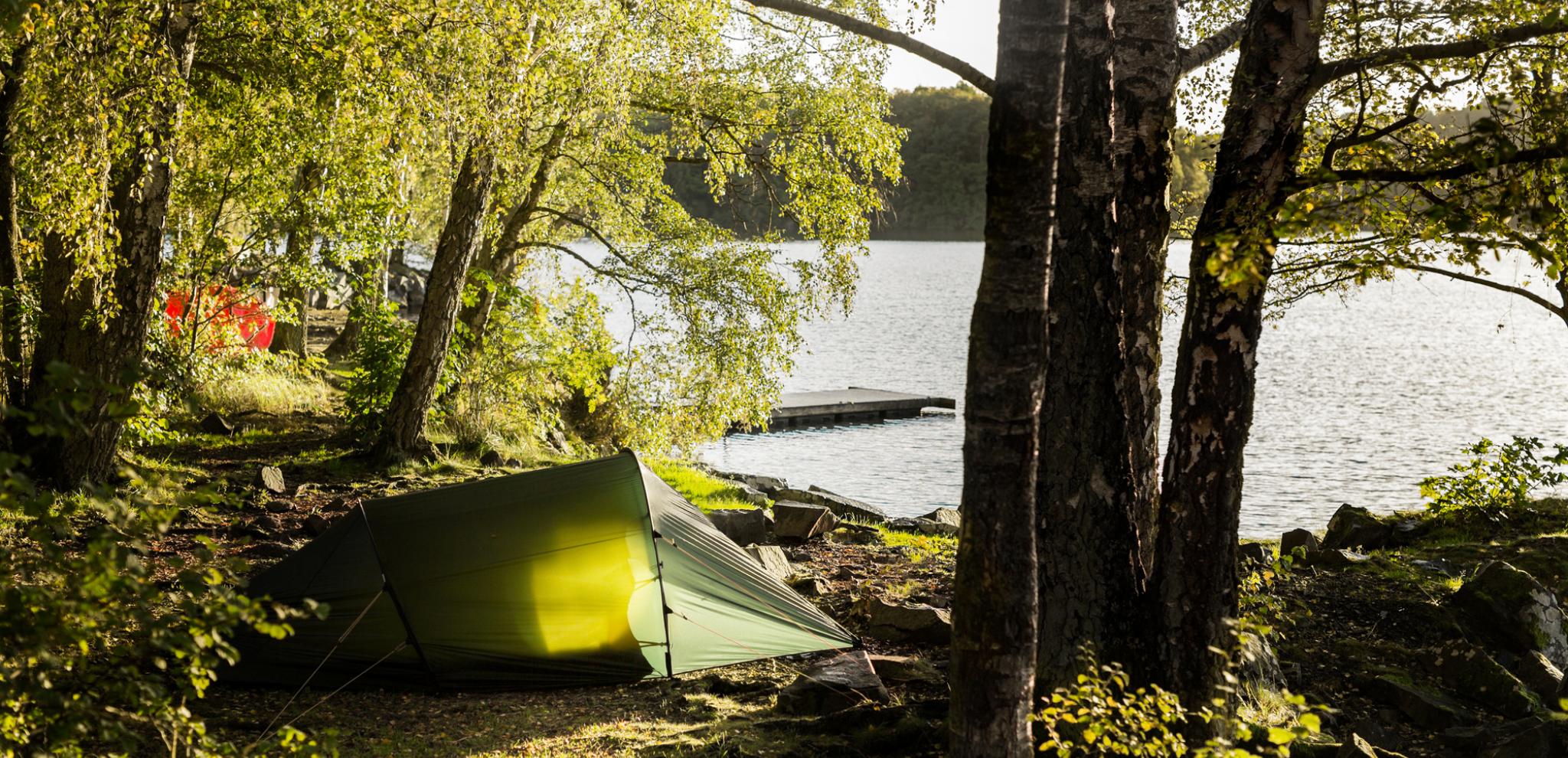 Ett grönt tält i skogen vid sjön Immeln