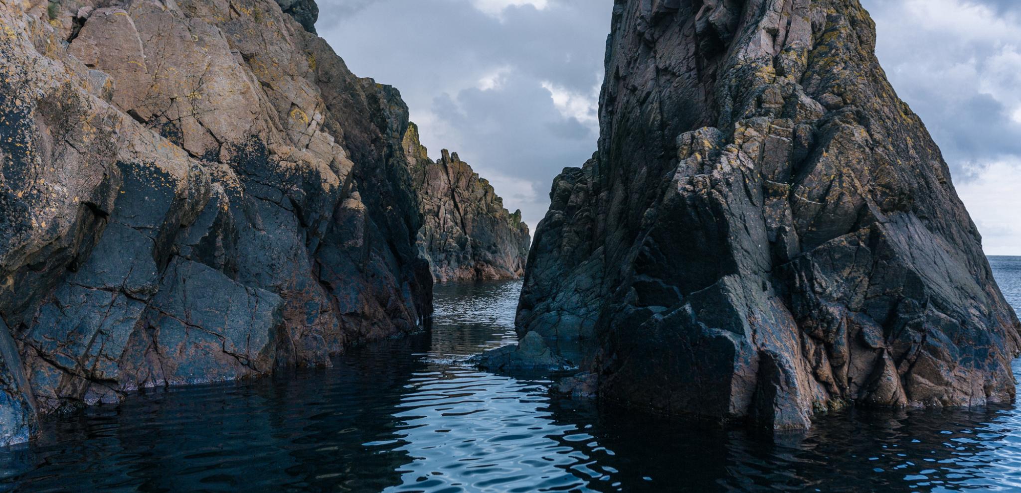 Stora Klippformationer i havet vid Kullaberg