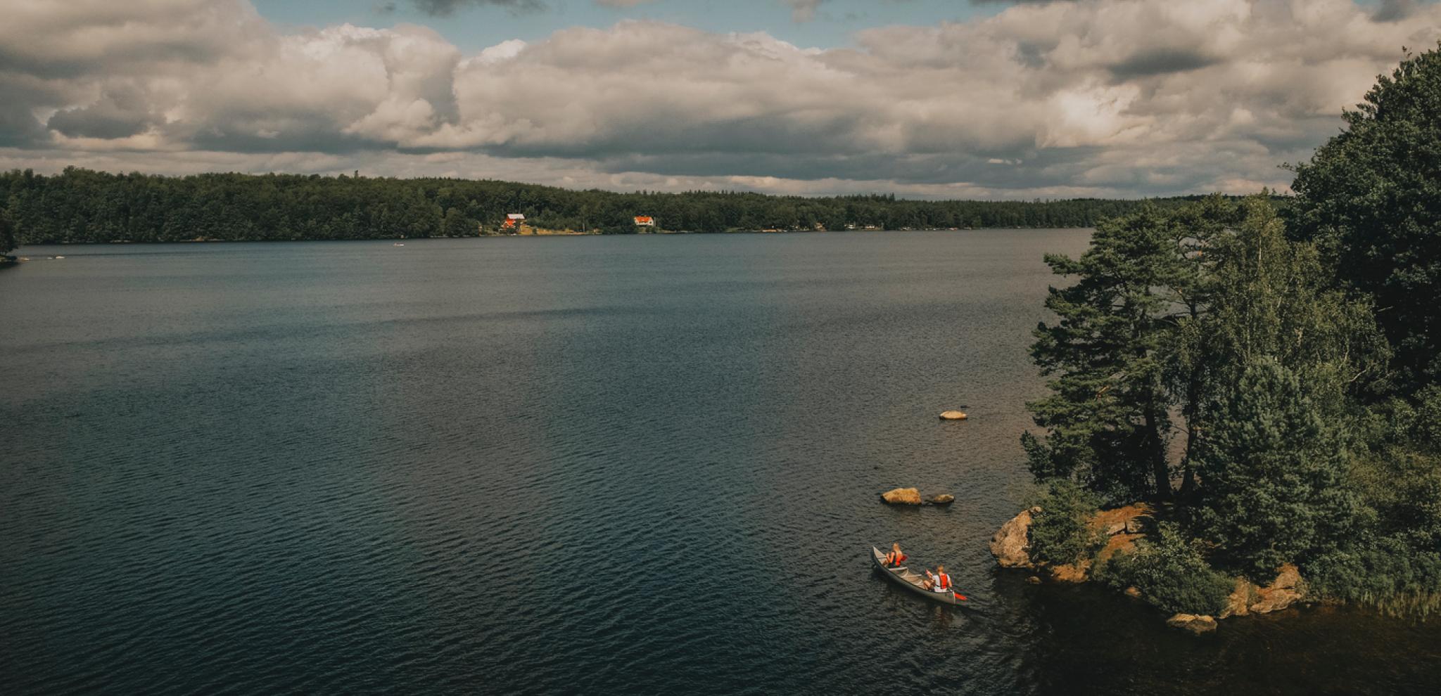Vy ovanifrån av sjön Immeln och ett par som paddlar kanot