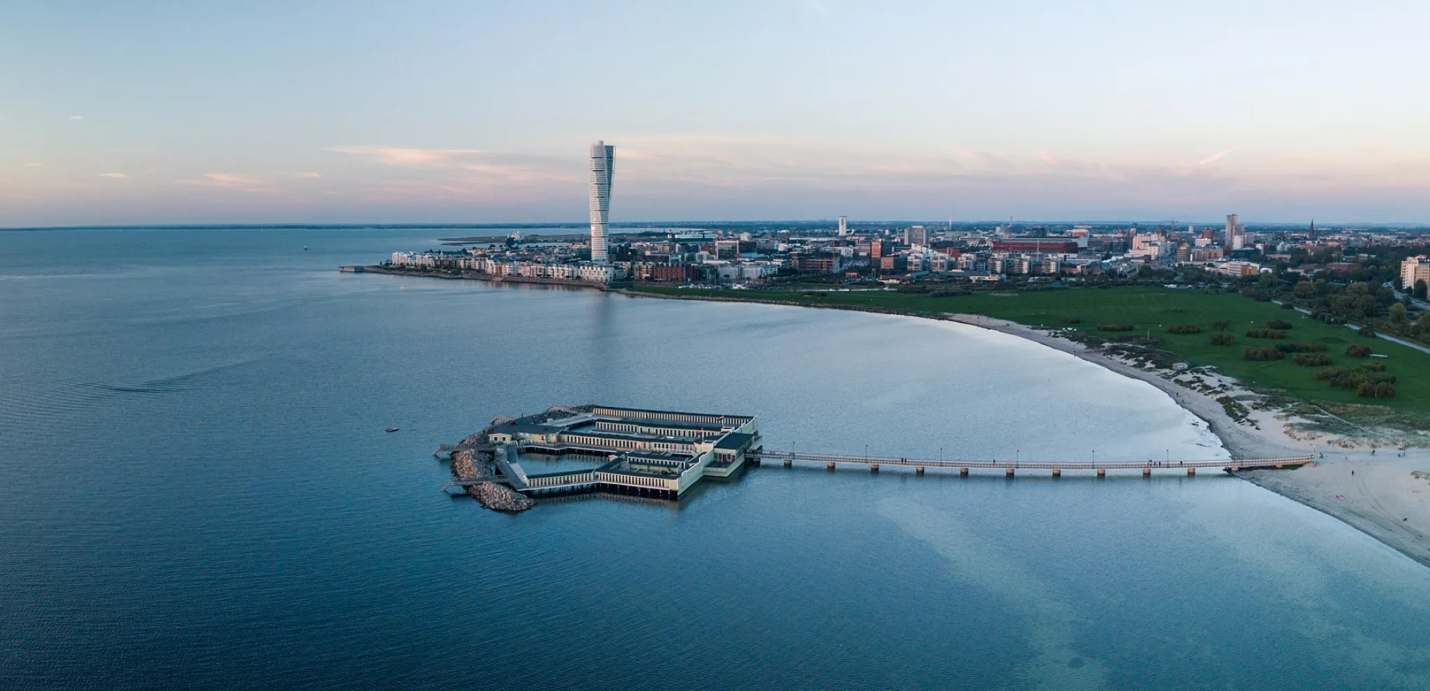 Blick aus der Luft auf den Turning Torso, das Viertel Västra Hamnen und das Kaltbadehaus in Malmö.