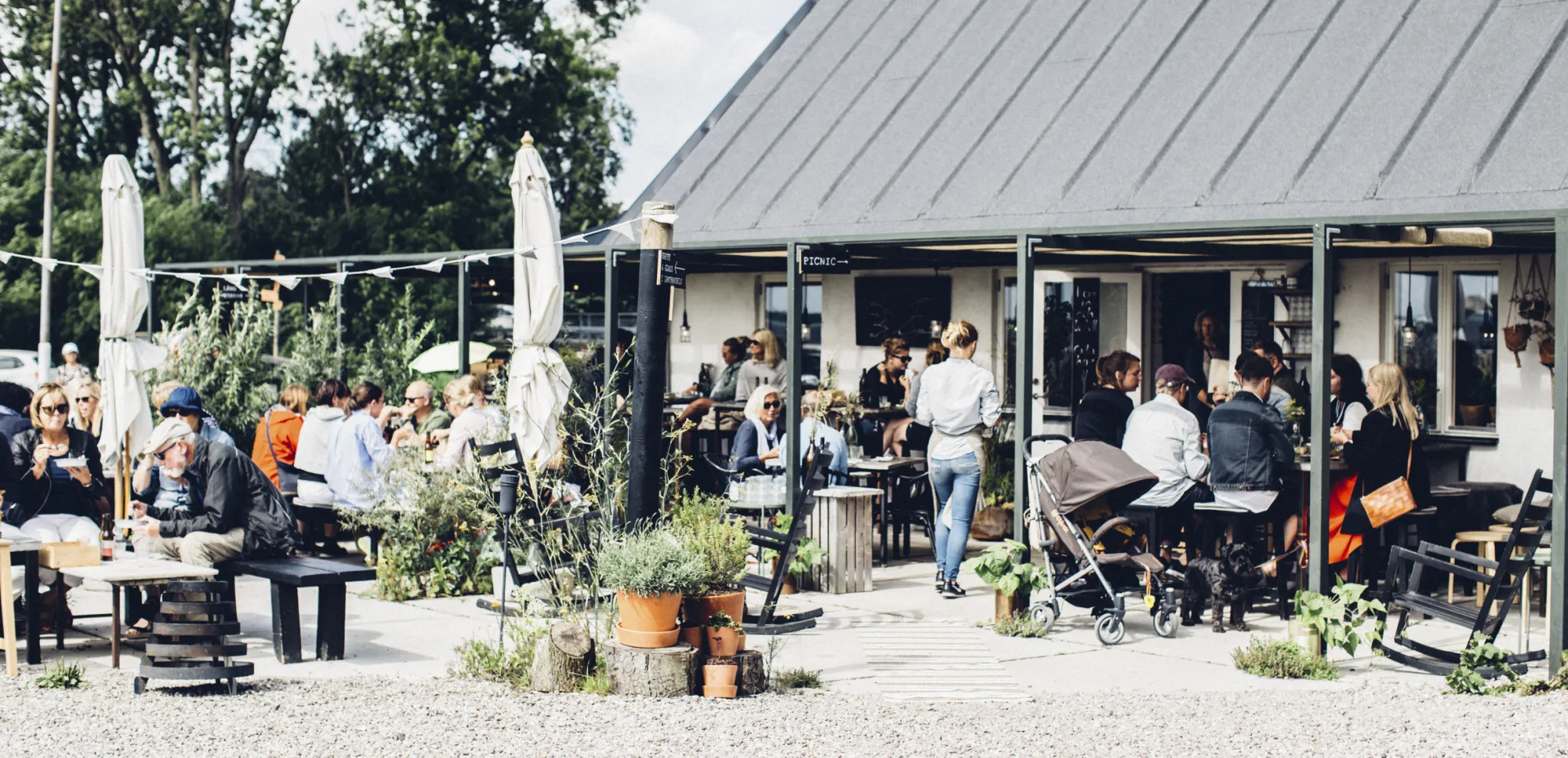Ländliches Restaurant mit Tischen im Freien.
