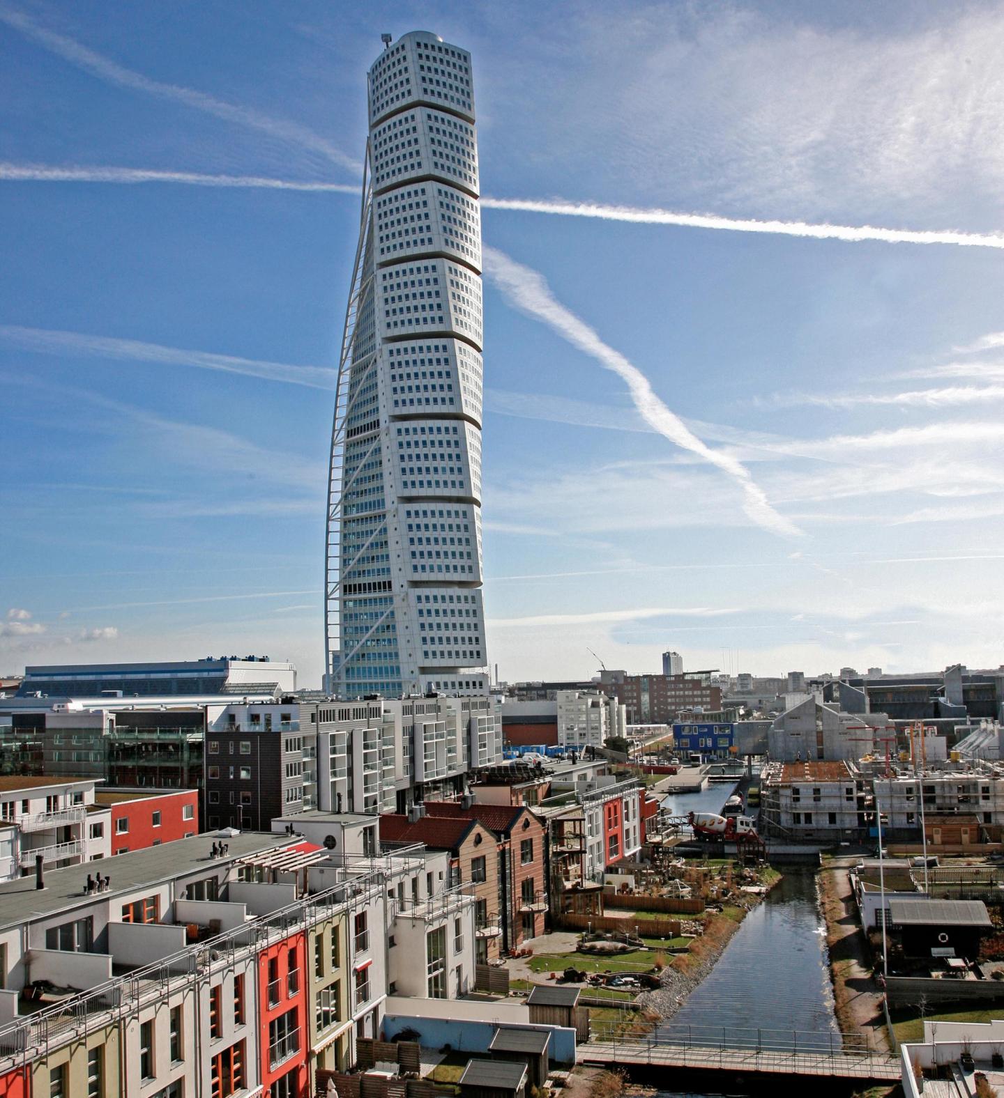 Turning Torso och färgglada kanalhus i Västra hamnen