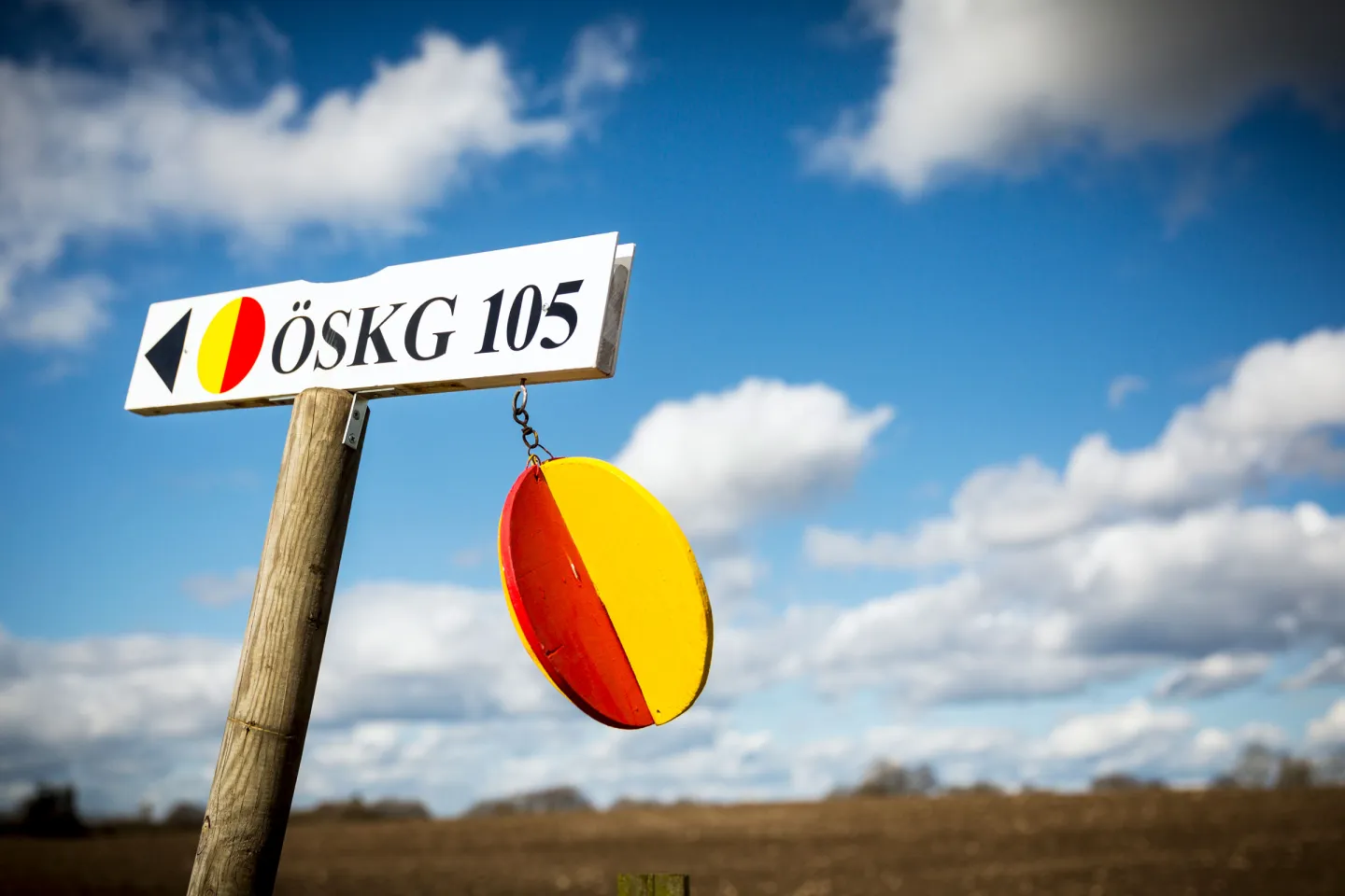 Red and yellow symbol for Konstrundan in Skåne
