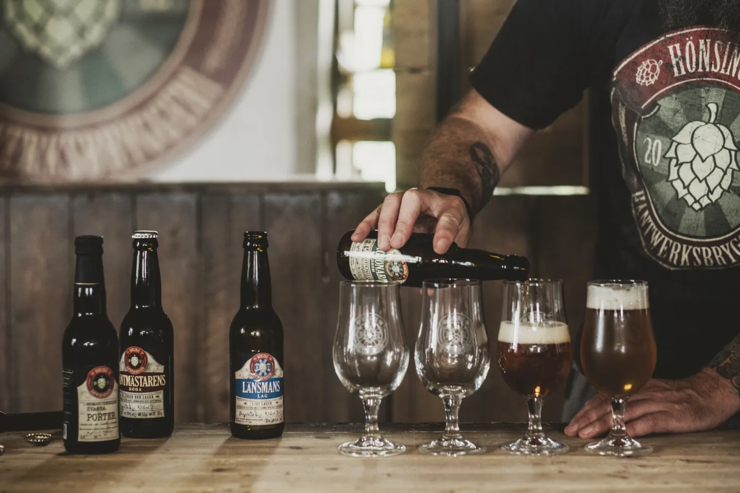 In der Brauerei Hönsinge Bryggeri schenkt ein Mann Bier in Gläser ein.