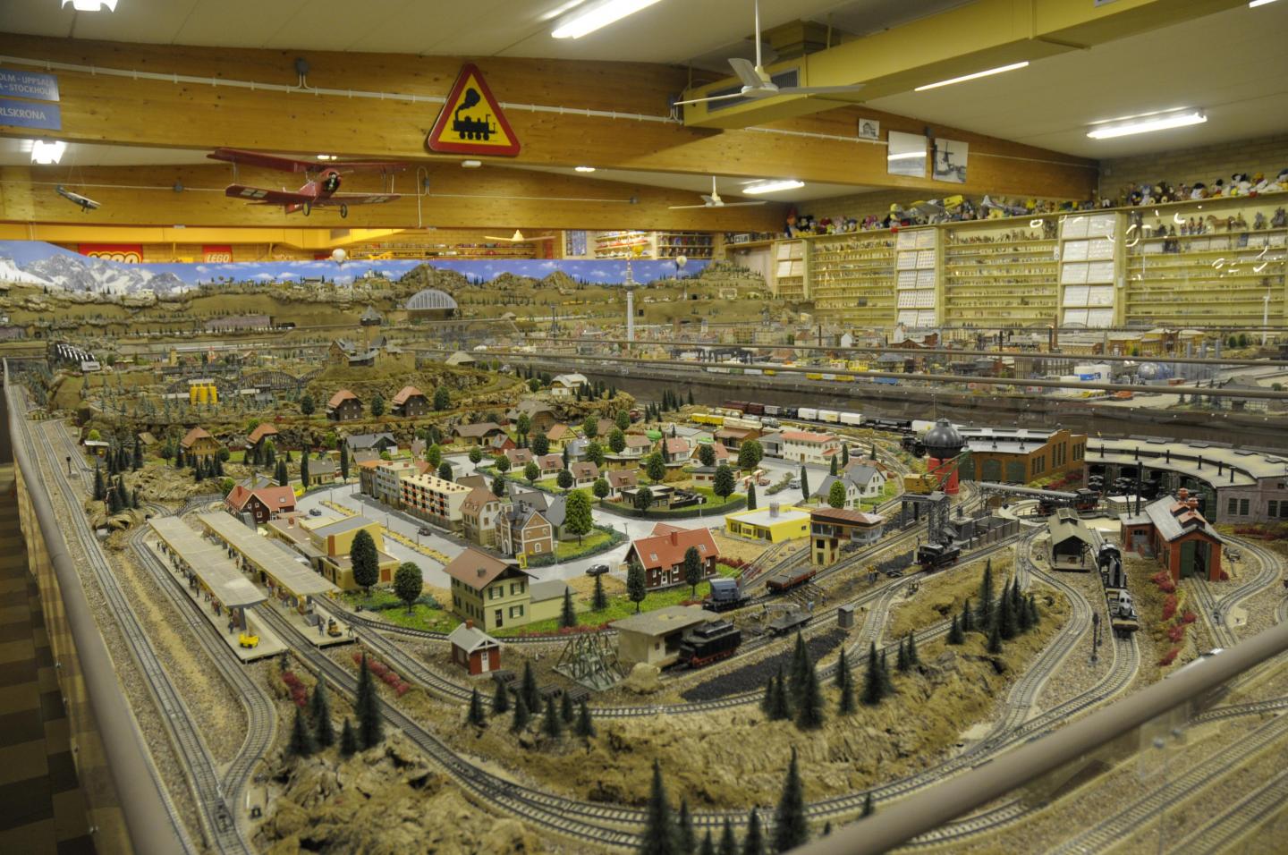 Eine Modelleisenbahn im Spielzeugmuseum von Eslöv.