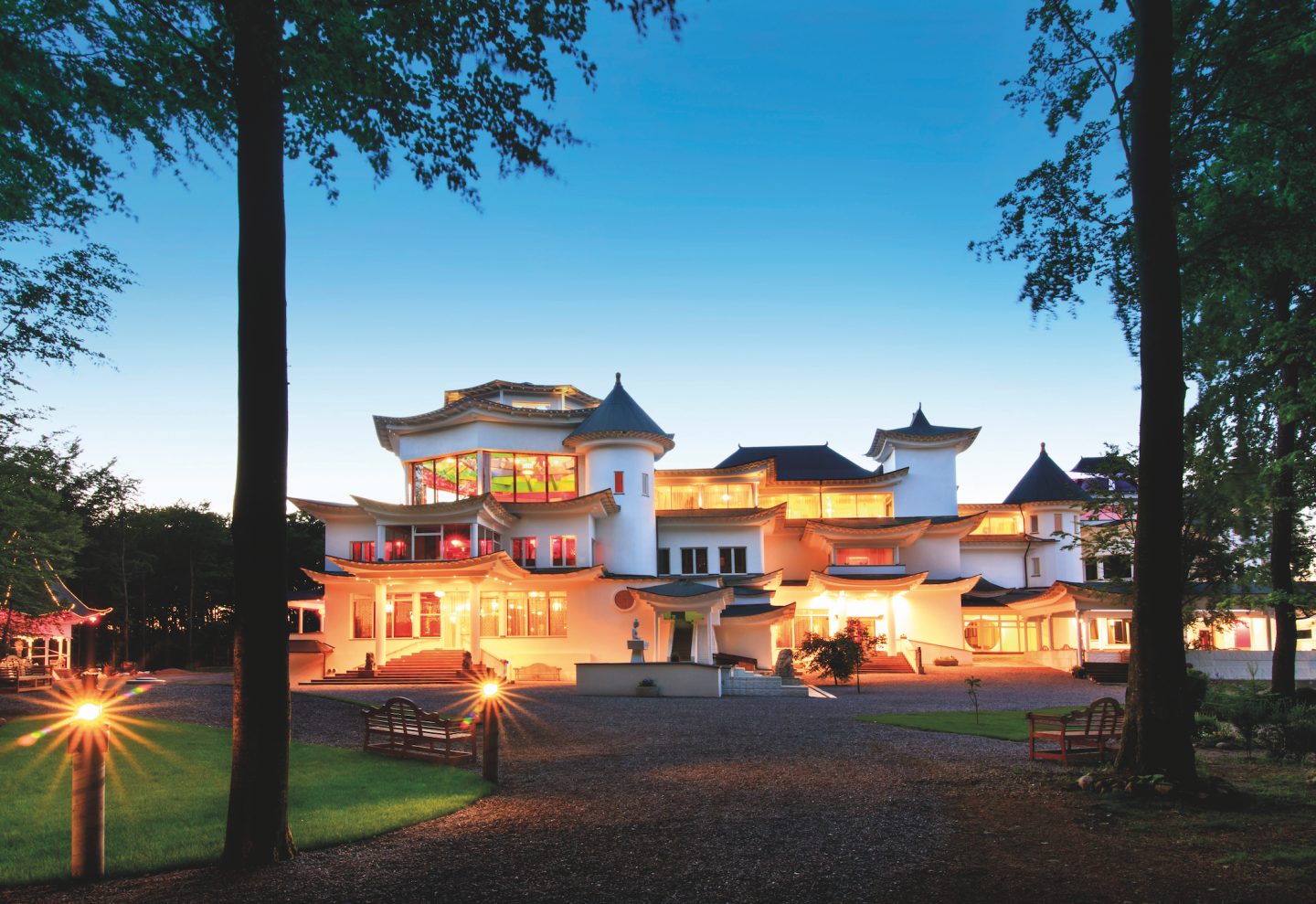 Der buddhistische Tempel Yangtorp, dessen Bau von chinesischer Architektur inspiriert wurde, in der Abenddämmerung.