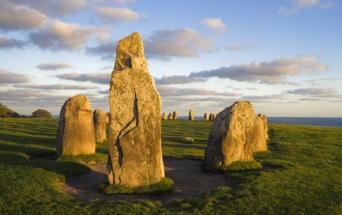 Die Schiffssetzung Ales Stenar an einem Sommertag.