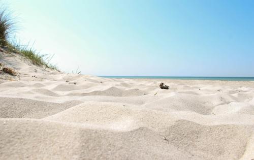 Ein weißer Sandstrand in Sandhammaren an einem klaren Sommertag.