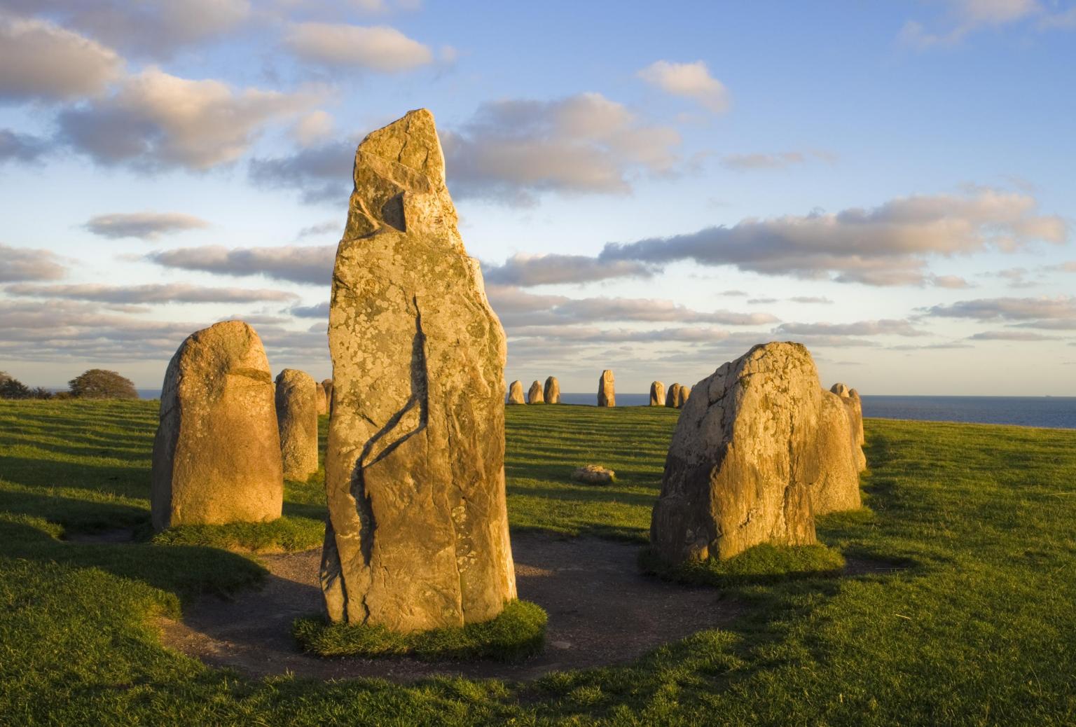 Die Schiffssetzung Ales Stenar an einem Sommertag.