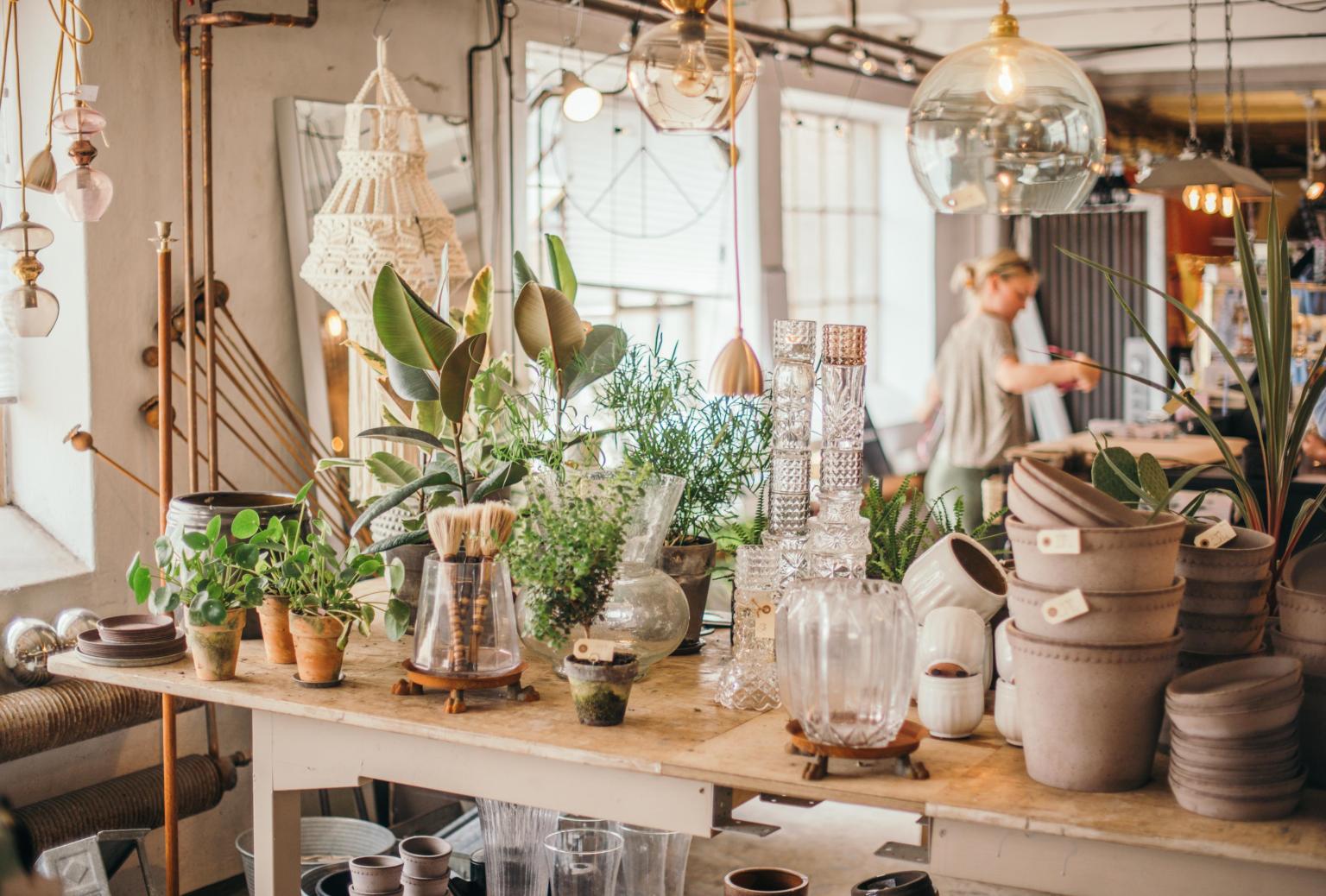 Ein Einrichtungsgeschäft in der Markthalle von Höganäs.