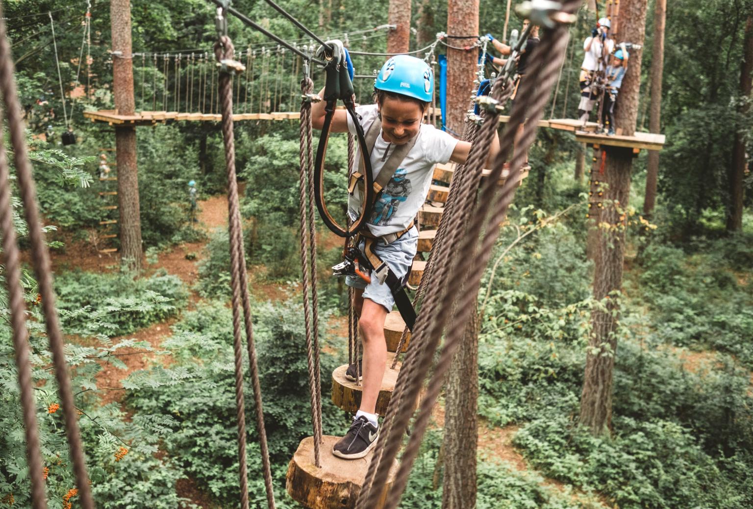 Barn med hjälmen som klättrar i trädtoppar på upzone