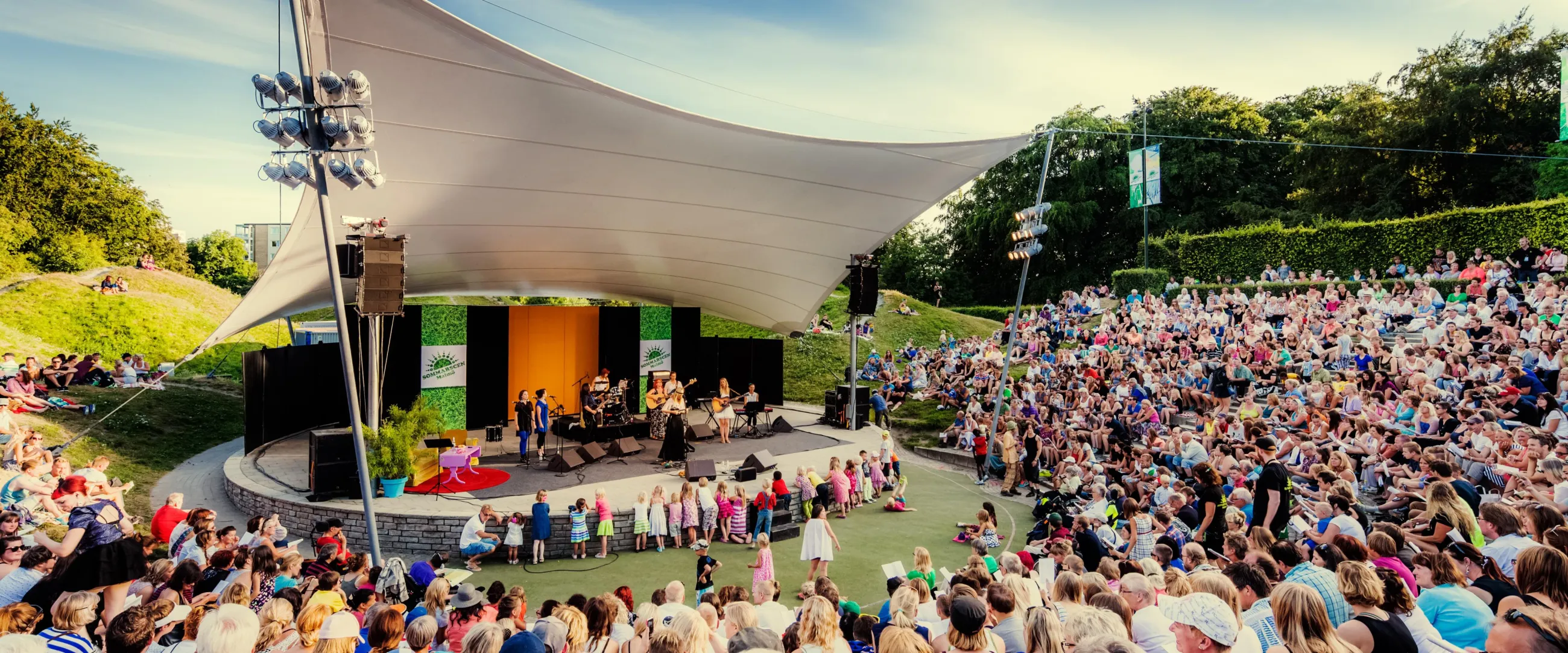 Hunderte Besucher lauschen einem Konzert auf der Open-Air-Bühne "Sommarscen" in Malmö.