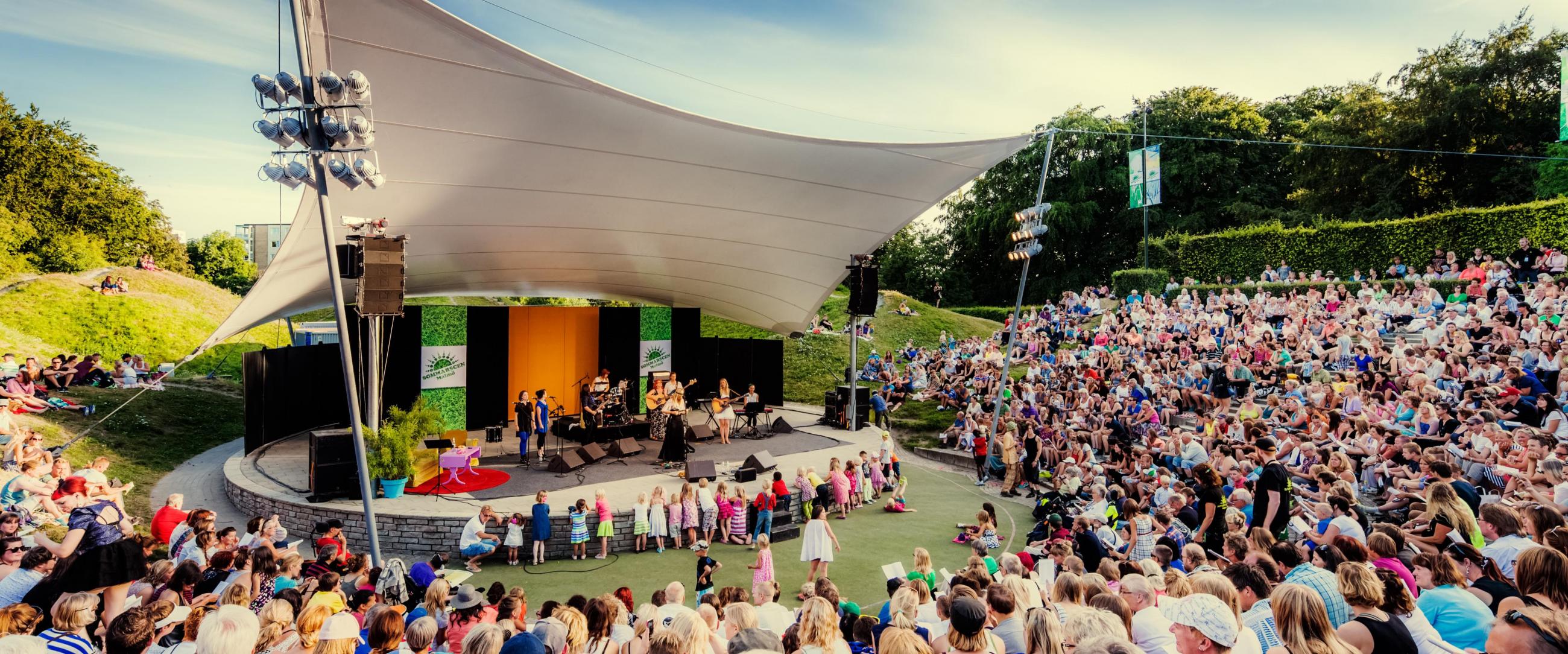 Publik lyssnar på live musik på Sommarscen i Malmö