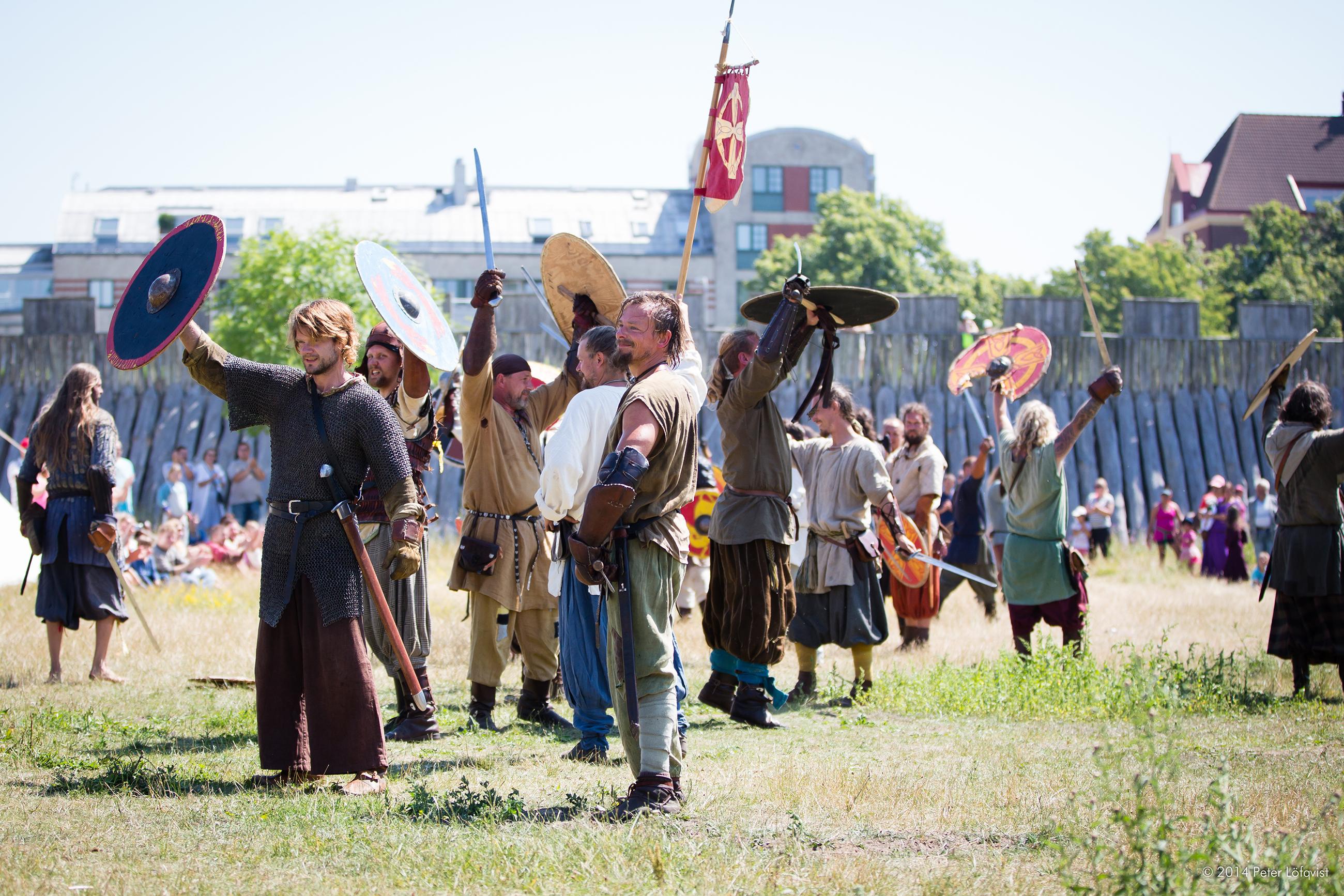 Als Wikinger verkleidete Darstellern feiern eine siegreiche Schlacht auf der Trelleborg.