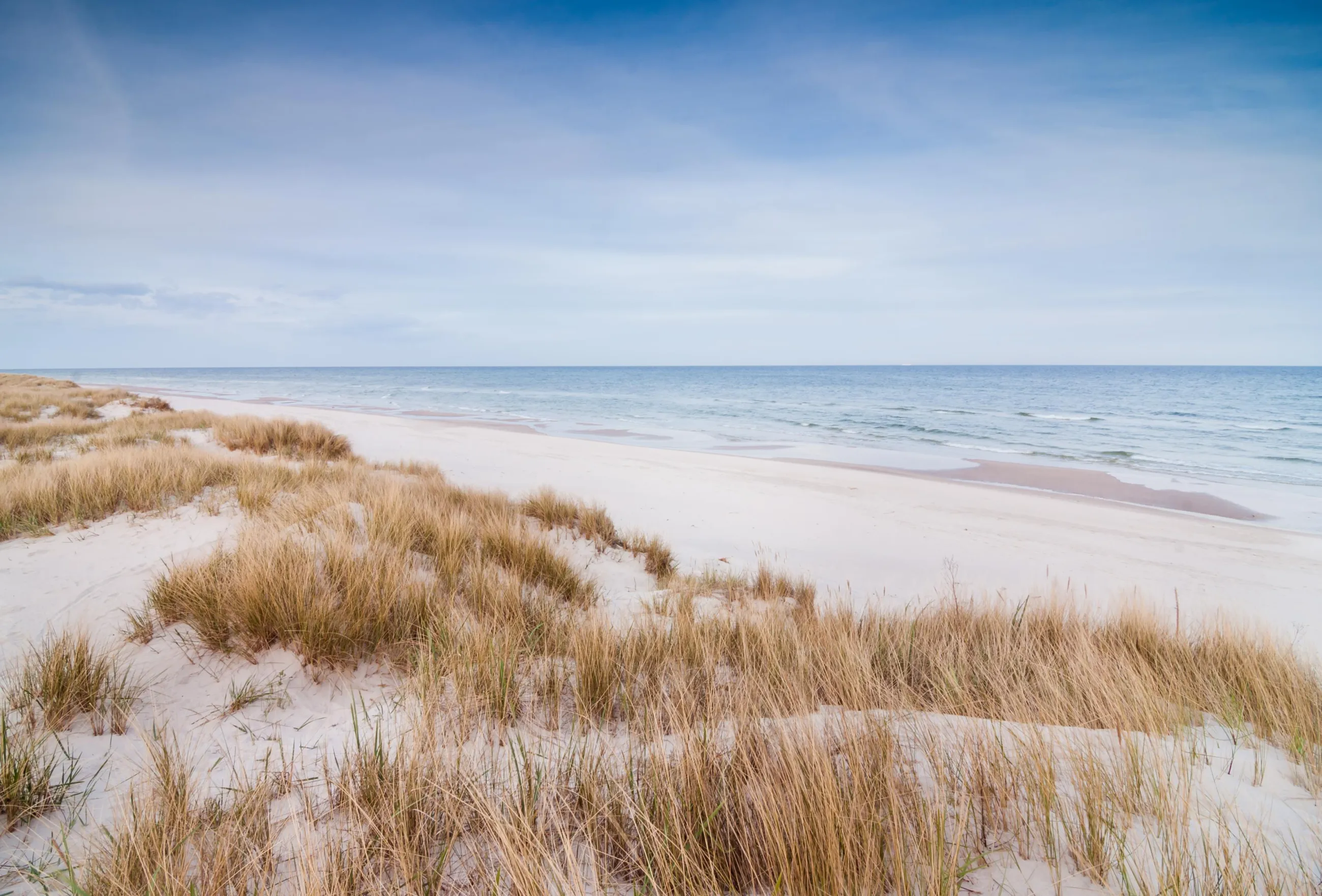 Dünen und Küstenlinie am Strand von Sandhammaren an einem Sommertag