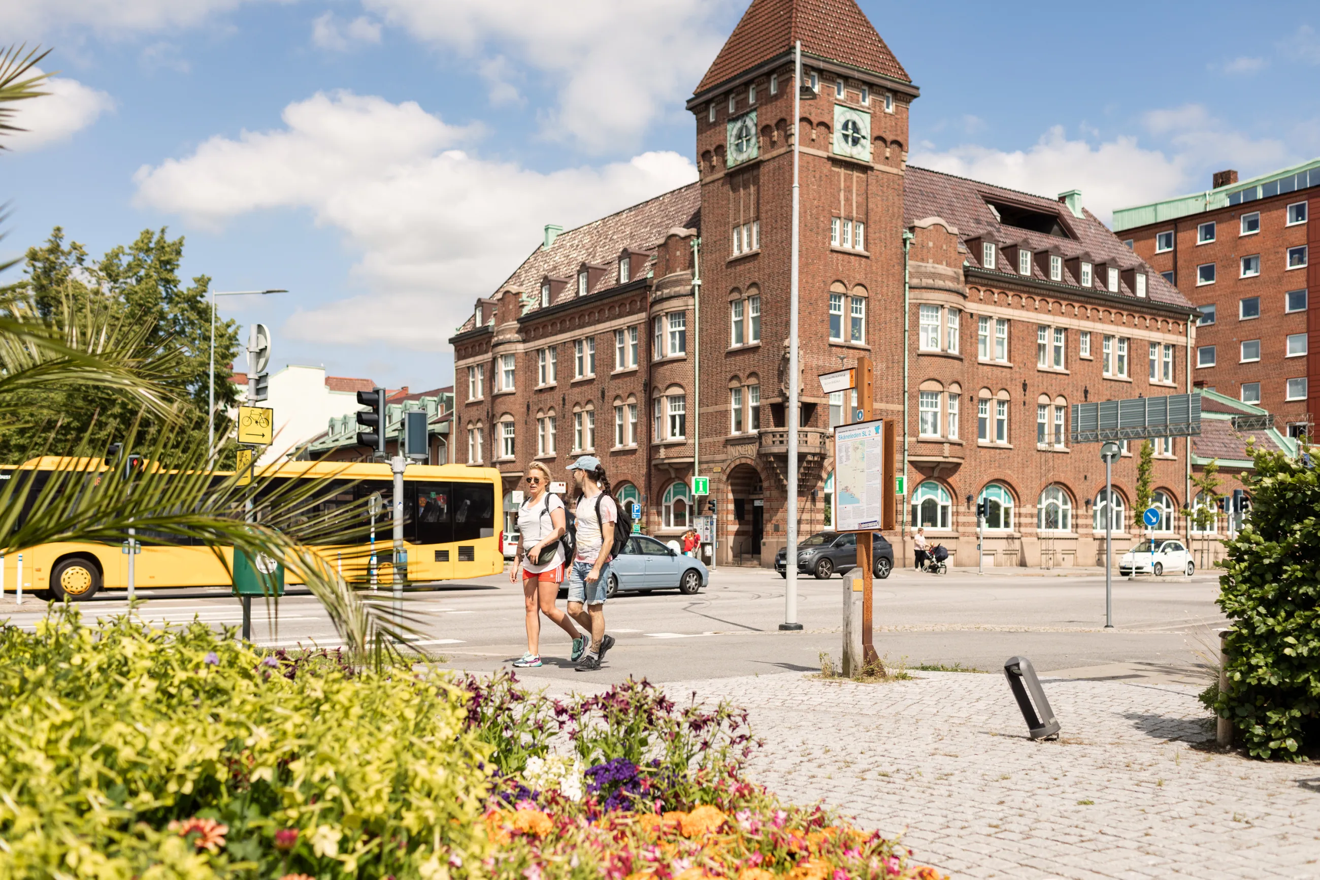 Ein sonniger Tag im Zentrum von Trelleborg. Busse, Autos und Spaziergänger ziehen vorbei.