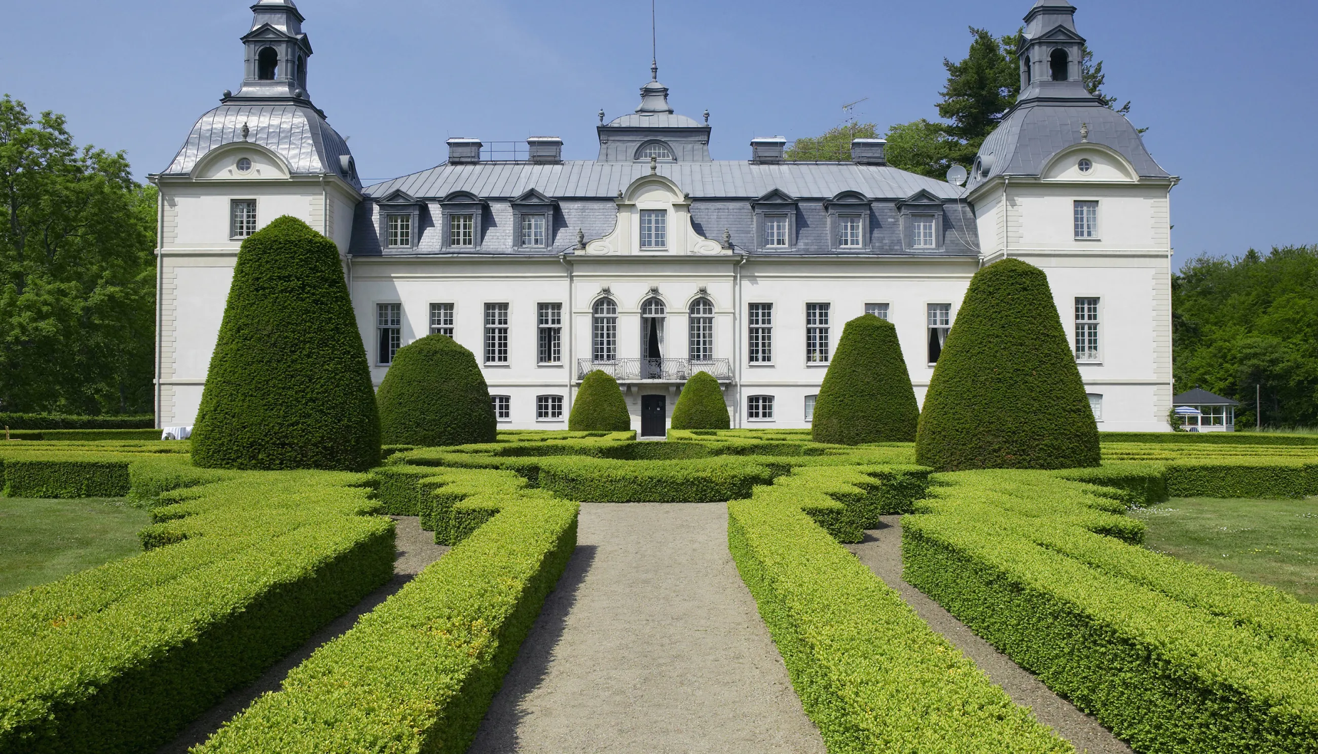Vor dem Schloss Kronovall erstreckt sich ein Labyrinth aus Buchsbäumen.