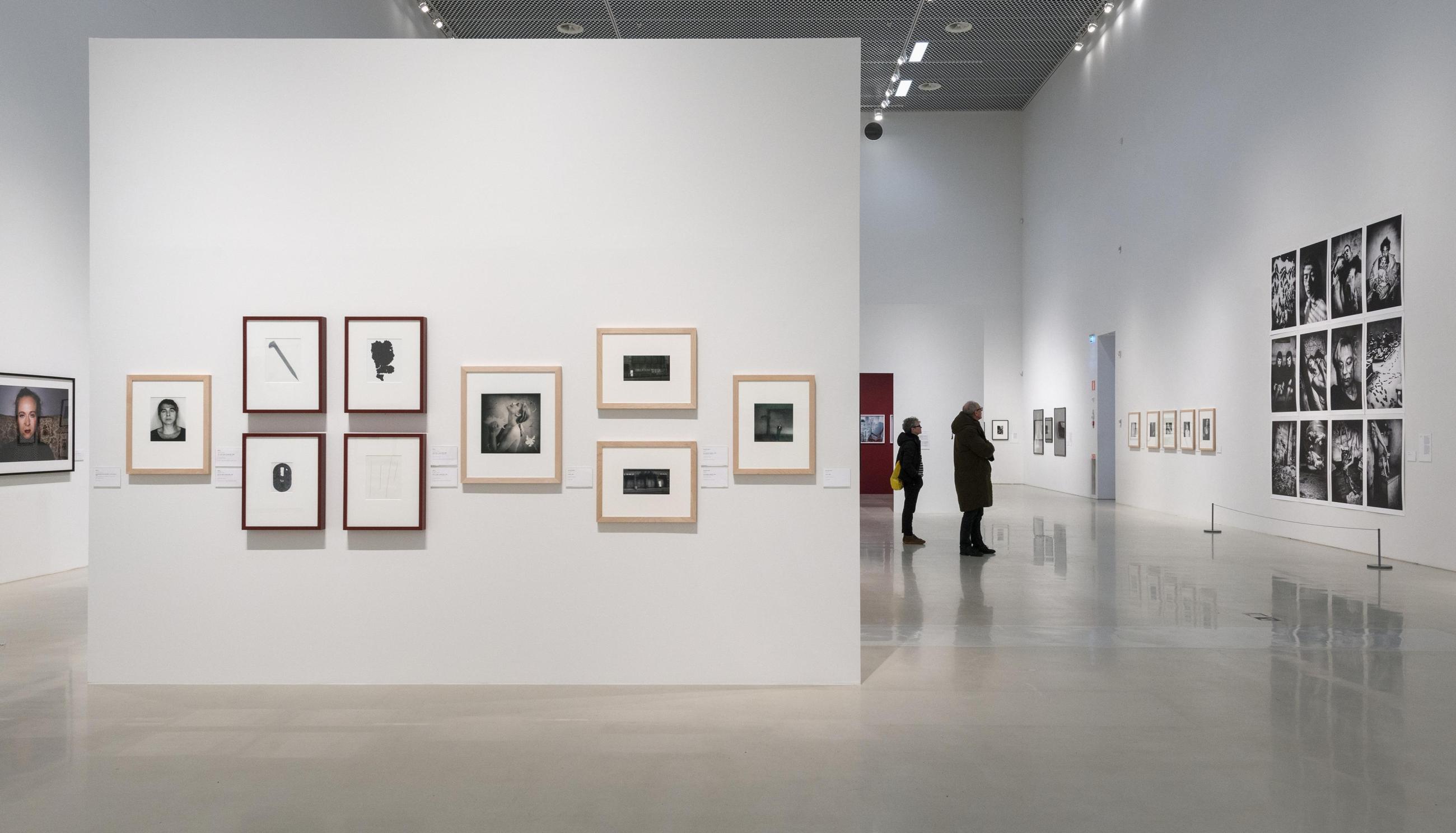 Ein Paar betrachtet zeitgenössische Kunstwerke im Moderna Museet in Malmö.