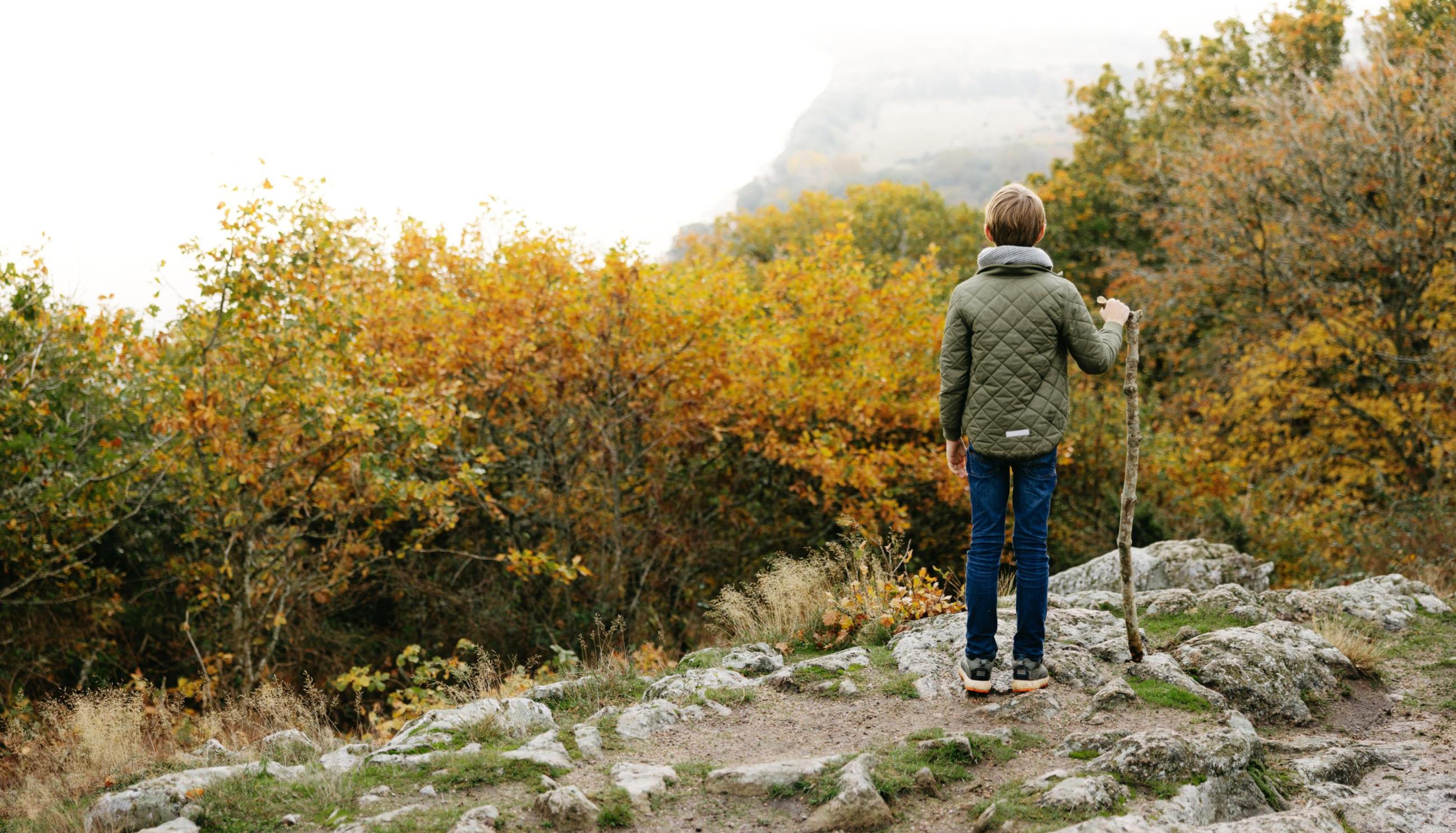 Person zeigt auf eine Karte