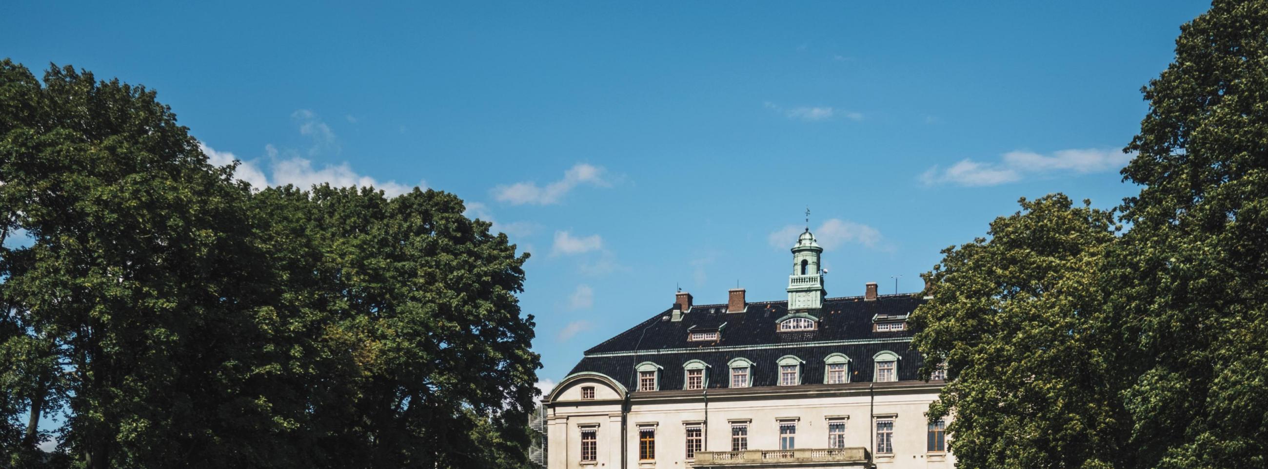 Das Schloss Örenäs an einem sonnigen Tag.