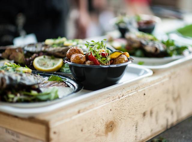 Traditionellt rökta fisk rätter vid Kåseberga fisk