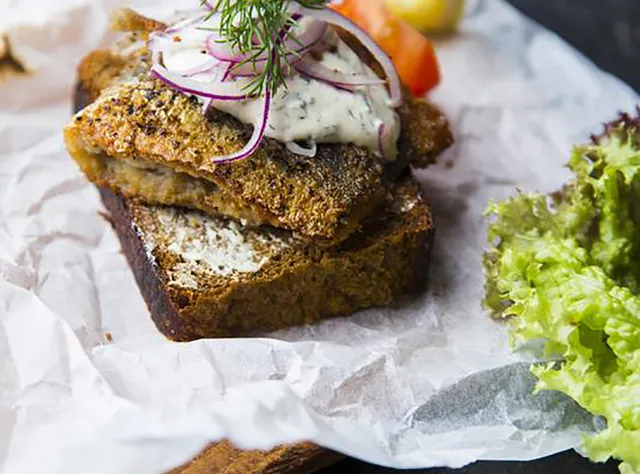 Ein belegtes Brot mit Hering bei Kåseberga Fisk.