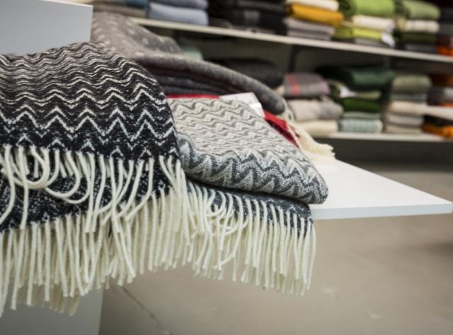 In der Wollfabrik in Klippan stapeln sich zusammengefaltete Schals.