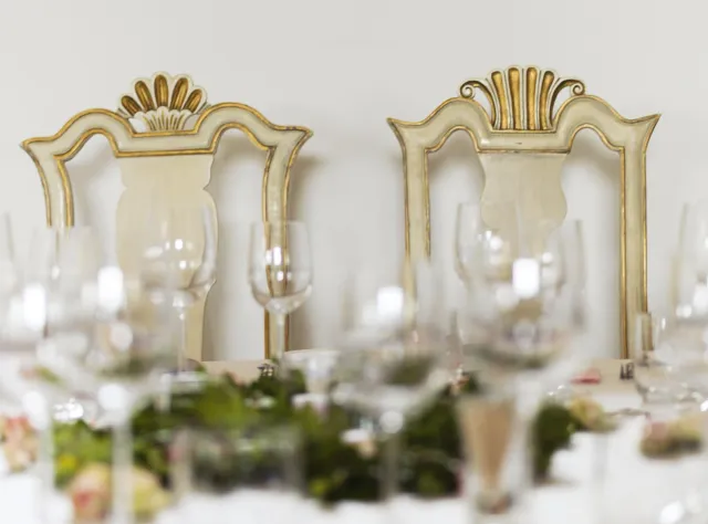 Im Schloss Kronovall ist eine feine Tafel für's Abendessen gedeckt.