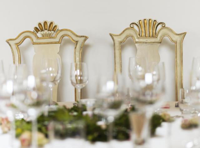 Im Schloss Kronovall ist eine feine Tafel für's Abendessen gedeckt.