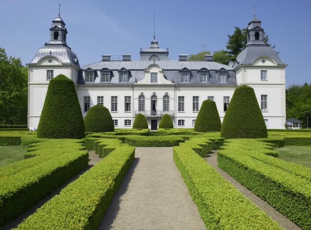 Vor dem Schloss Kronovall erstreckt sich ein Labyrinth aus Buchsbäumen.