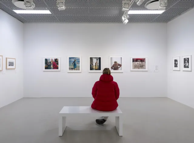 Inspecting the photographs © Moderna museet