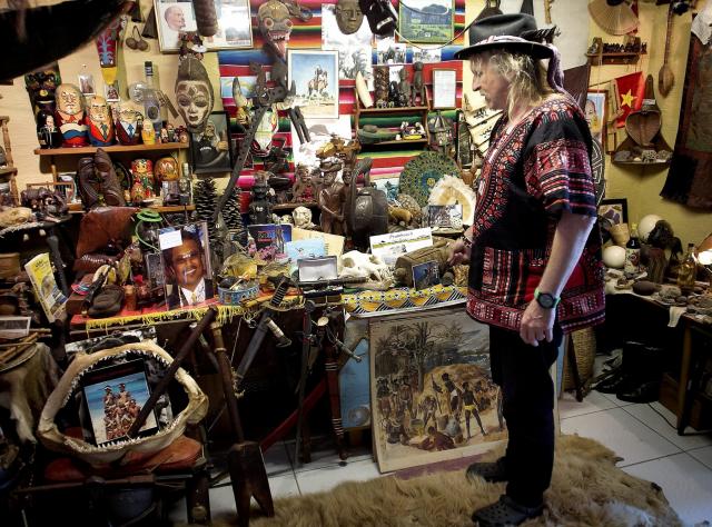 Arnold looks at his collection © SKN.se