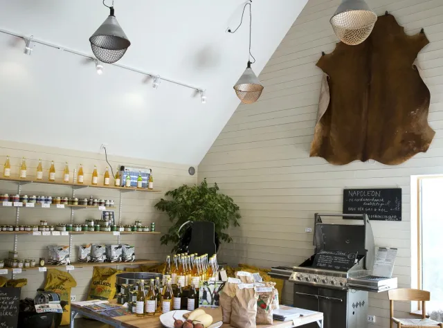 Im Verkaufsraum von Lindegrens Fleischerei in Ängelholm steht ein Tisch mit allerlei Produkten.