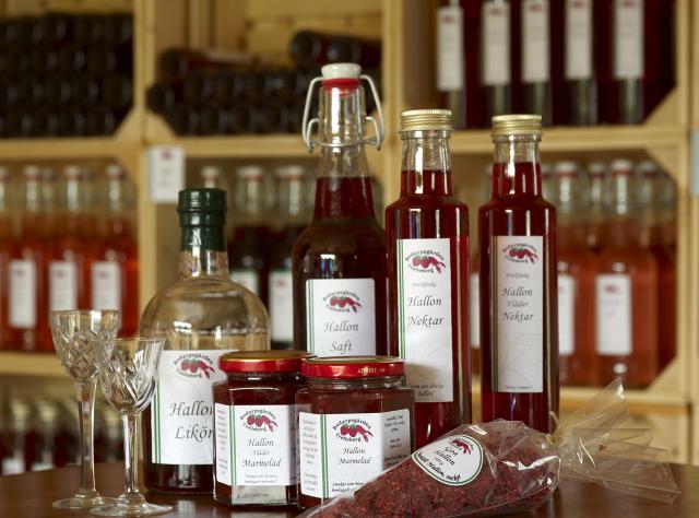 Ett bord fyllt med produkter från Hallongården